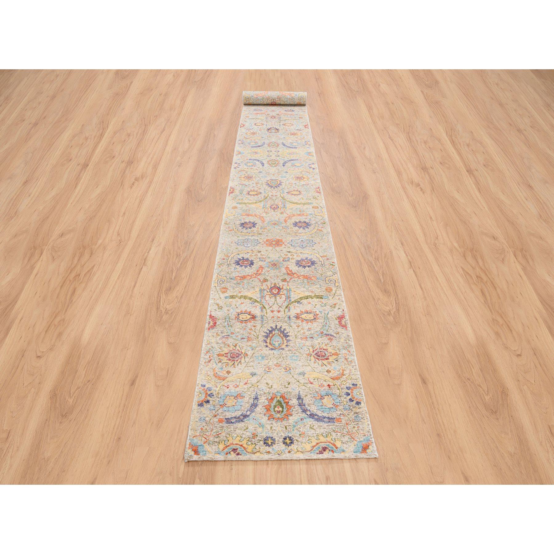 Si tratta di un autentico esemplare unico di Tan, Sickle Leaf Design annodato a mano in seta con lana strutturata, XL Runner Oriental Rugs. È stato annodato per mesi e mesi con tecniche di tessitura secolari da esperti artigiani.
Materiali primari: