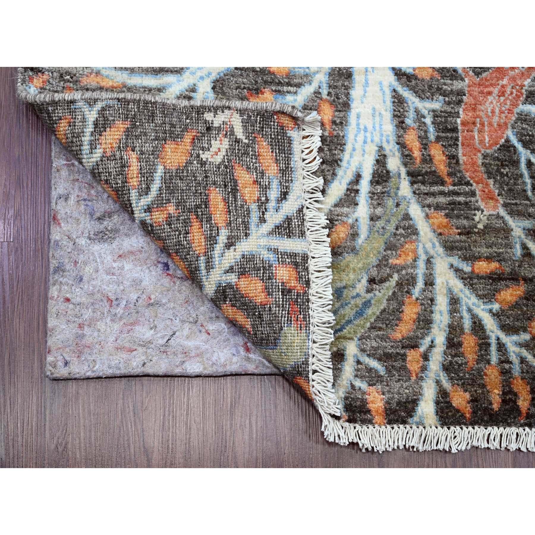 Ankergrau, Afghanischer Peshawar mit Paradiesvogel-Design, handgeknüpft, Pflanzenfarben, weiche und samtige Wolle, XL Läufer, Orientteppich
Primäre MATERIALIEN: Wolle
Latex: Kein Flor 
Höhe: 0,25 Zoll
Stil: Transitional
Grundfarbe: Grau
Sekundäre