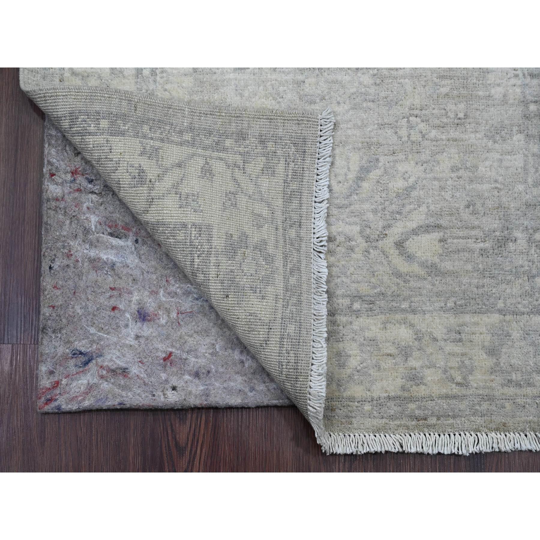 Grigio nebbioso, Peshawar slavato con disegno Heriz, tessuto densamente, lana di alta montagna, annodato a mano, Runner XL, Tappeto orientale
Materiali primari: Lana
Lattice: No Pile 
altezza: 0,25 pollici
Stile: Di transizione
Colore primario: