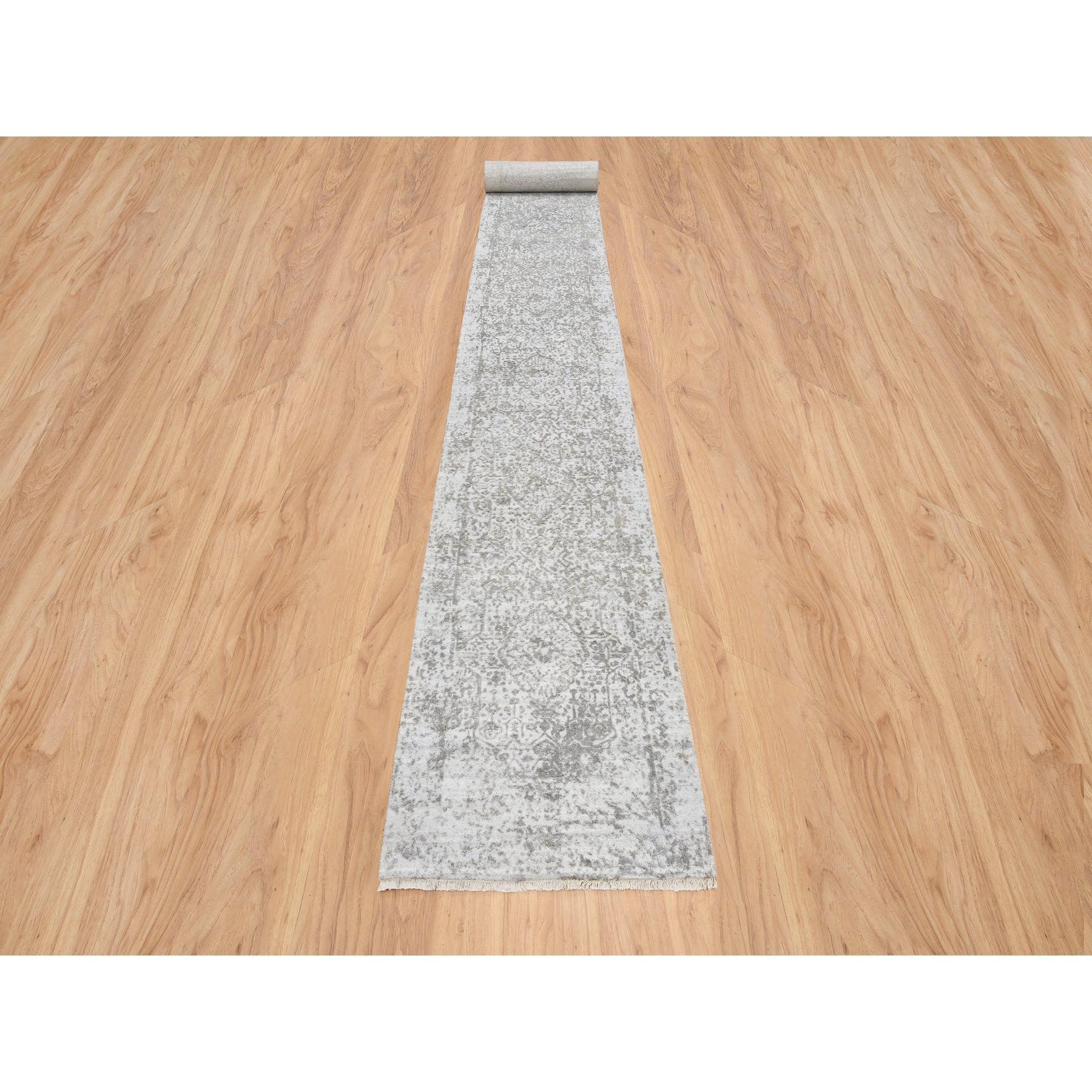 Dies ist eine wirklich echte one-of-a-kind grau, handgeknüpft, gebrochene persische Design, Wolle und reine Seide, XL Läufer Orientteppich. Es wurde monatelang von erfahrenen Kunsthandwerkern in jahrhundertealten Webtechniken geknüpft.
Primäre