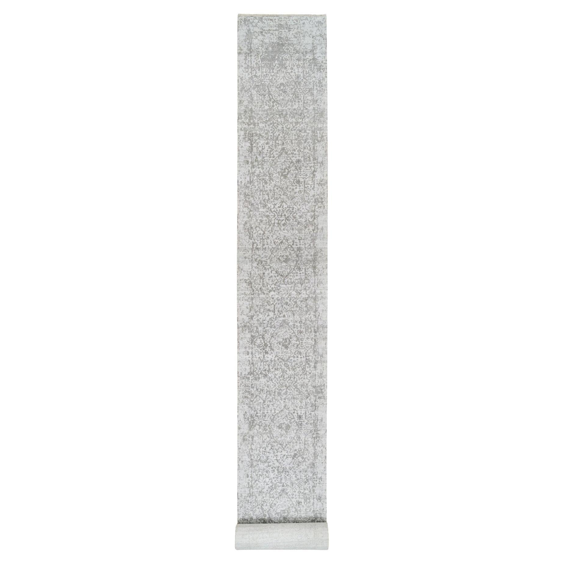 2'7"x23'9" Grauer handgeknüpfter Läufer aus Wolle und reiner Seide im persischen Design mit Brokenmuster