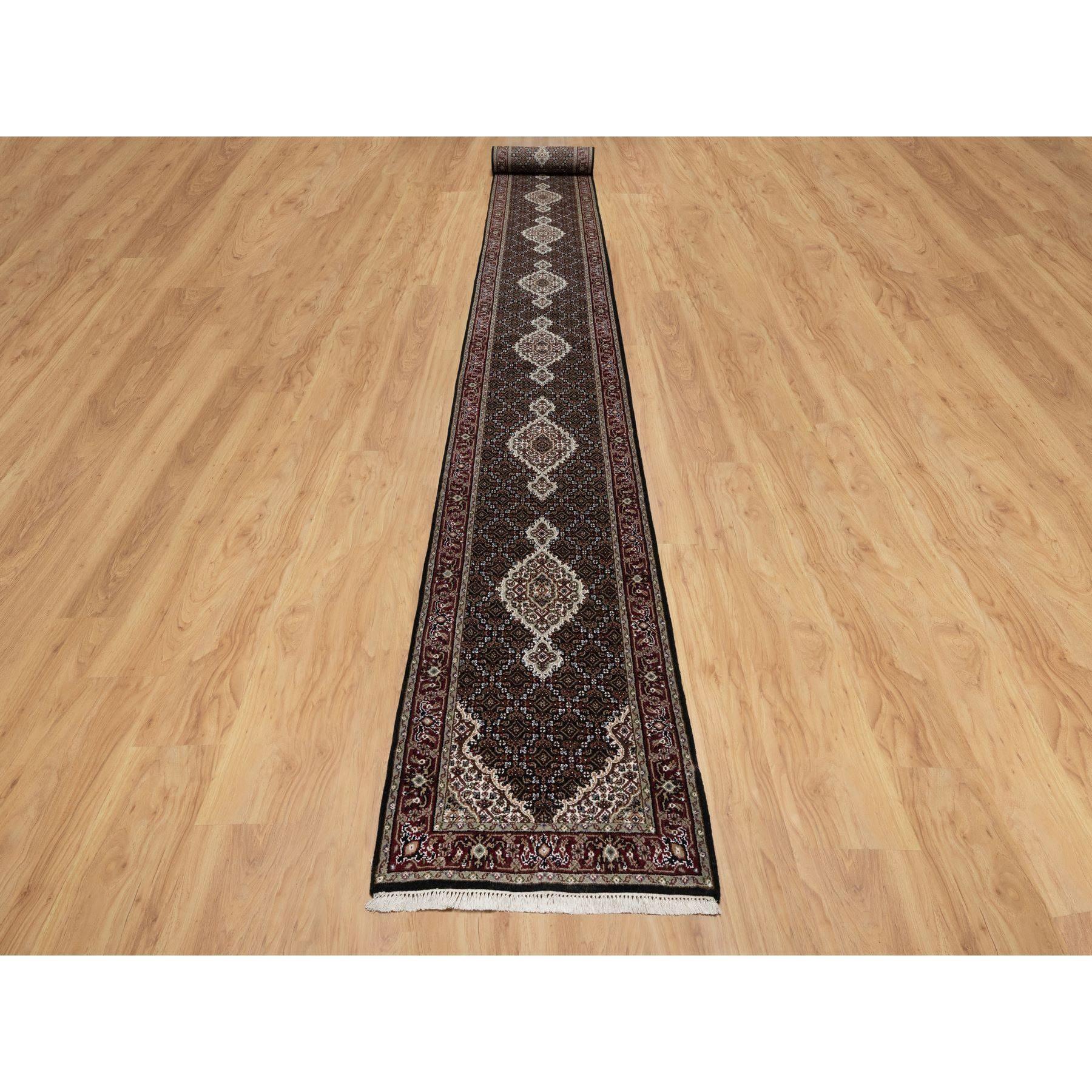 Pechschwarz, Tabriz Mahi mit Fisch Medaillon Design, 175 KPSI, Handgeknüpft, 100% Wolle, XL Läufer, Orientteppich
Primäre MATERIALIEN: Wolle
Latex: Kein Flor 
Höhe: 0,25 Zoll
Stil: Traditionell
Grundfarbe: Schwarz
Sekundäre Farben: Grün, Elfenbein,