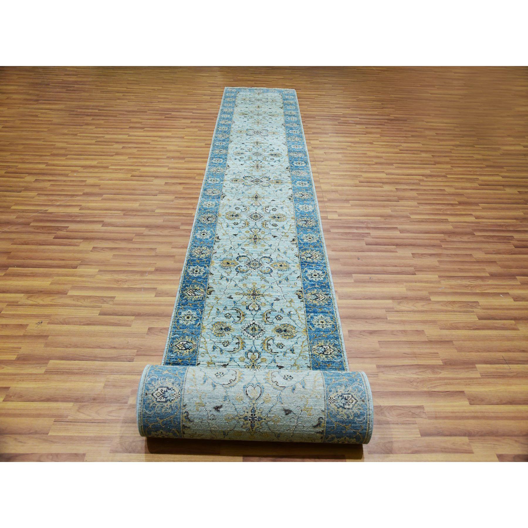 Il s'agit d'un véritable tapis d'Orient noué à la main à Agra avec un motif de fleurs de Shah Abbas, en pure laine. Il a été noué pendant des mois et des mois par des artisans selon des techniques de tissage séculaires.
Matières premières :