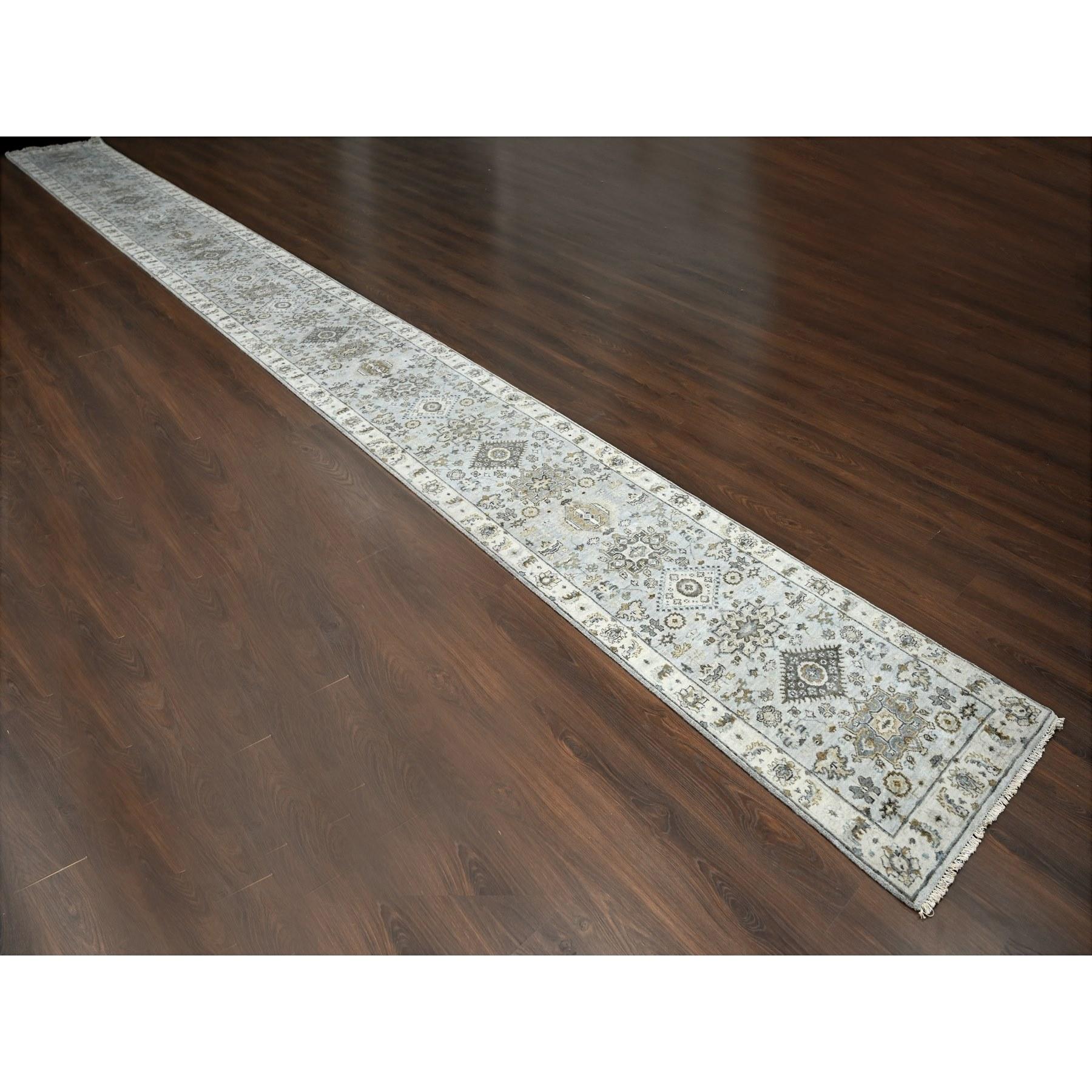 Il s'agit d'un véritable tapis d'Orient noué à la main, design/One, en laine biologique, unique en son genre. Il a été noué pendant des mois et des mois selon des techniques de tissage séculaires par des artisans experts. 
Matières premières :