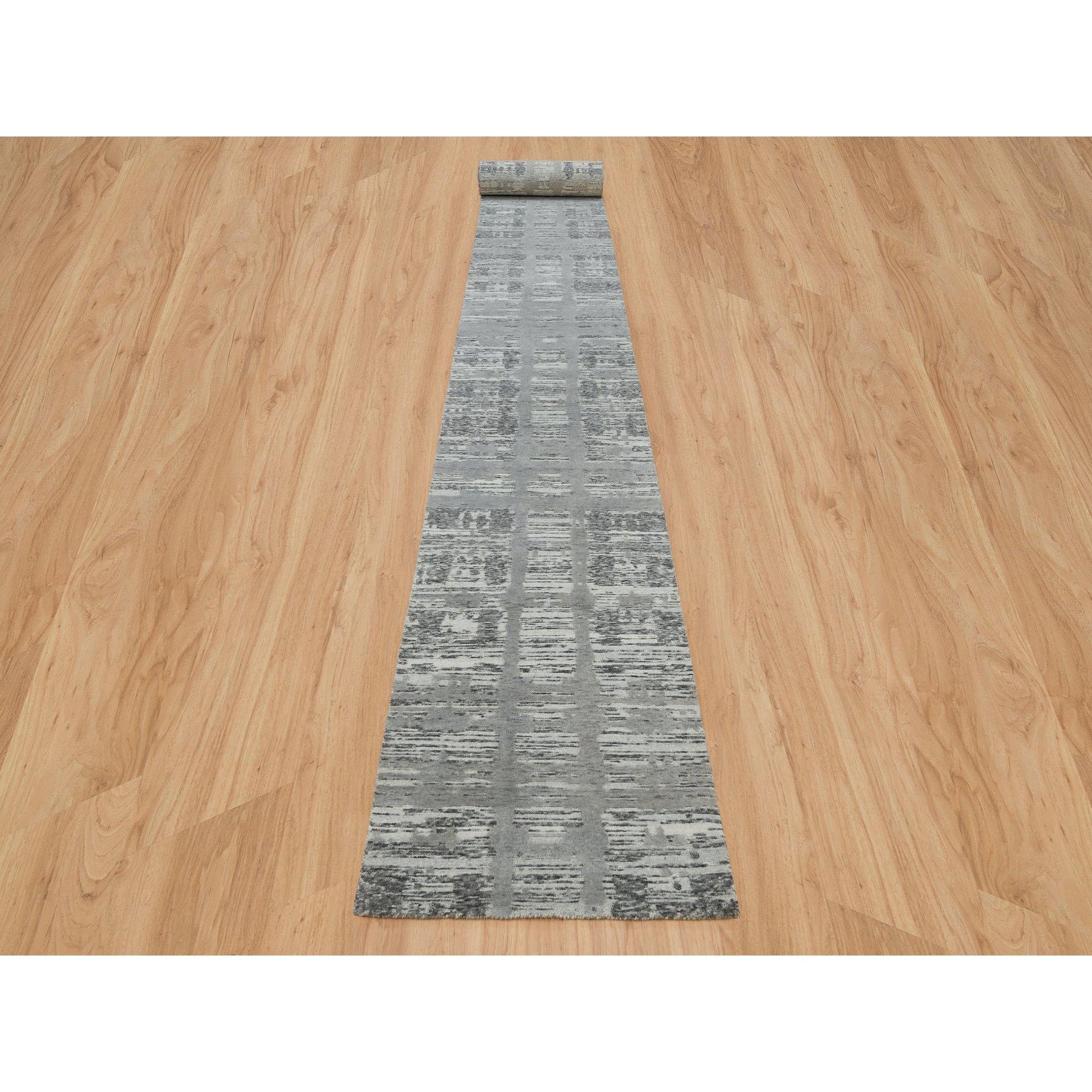 Gris ceniza, lana natural sin teñir hilada a mano, anudada a mano, diseño moderno en cruz borrado, alfombra oriental XL Runner
Materiales primarios: Lana
Látex: Sin pelo 
altura: 0,25 Pulgadas
Estilo: Transicional
Color principal: Gris
Colores
