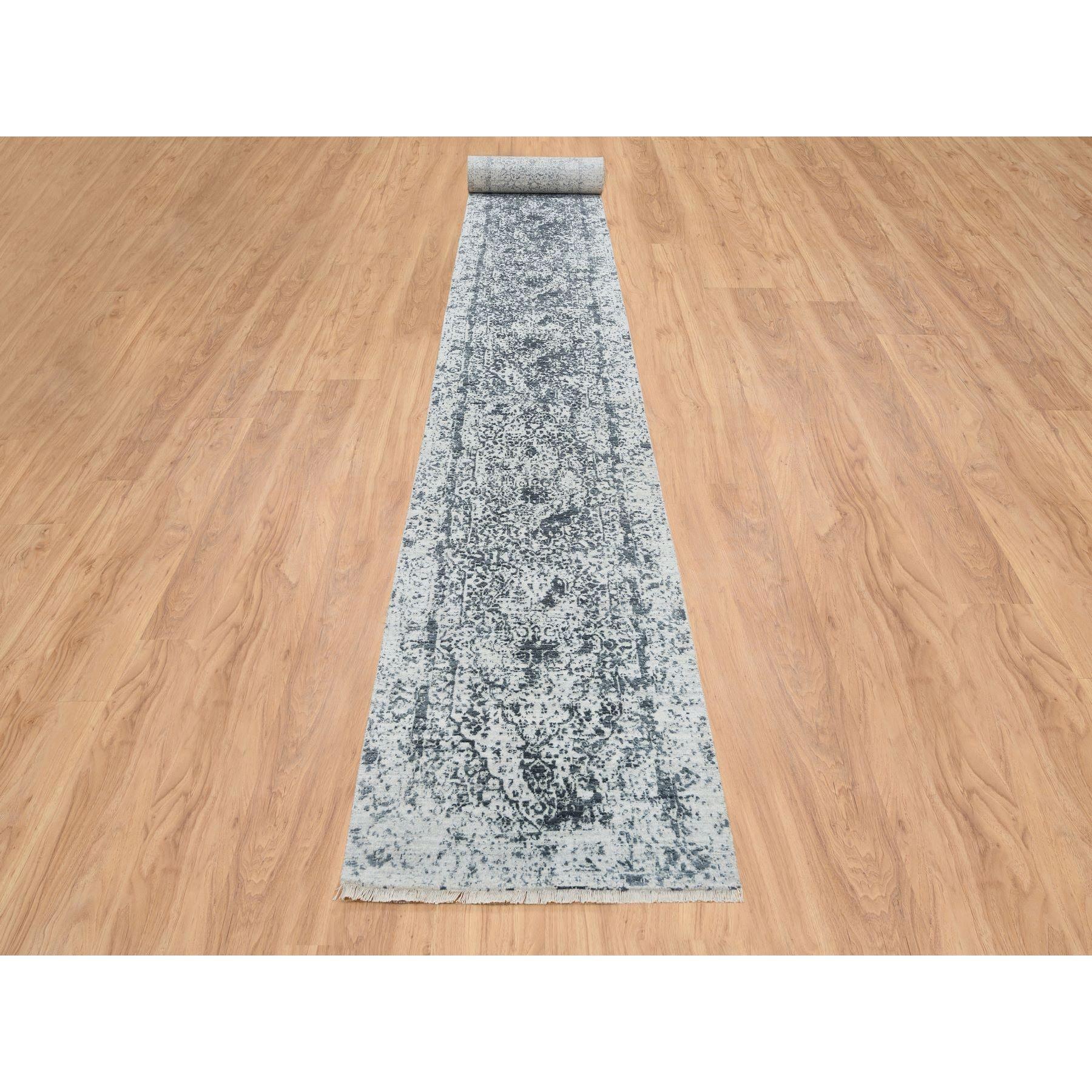 Grau, Wolle und reine Seide handgeknüpft, gebrochenes persisches Design, XL Läufer Orientteppich
Primäre MATERIALIEN: Wolle & Seide
Latex: Kein Flor 
Höhe: 0,25 Zoll
Stil: Transitional
Grundfarbe: Grau
Sekundärfarben: Elfenbein, Silber
Muster: