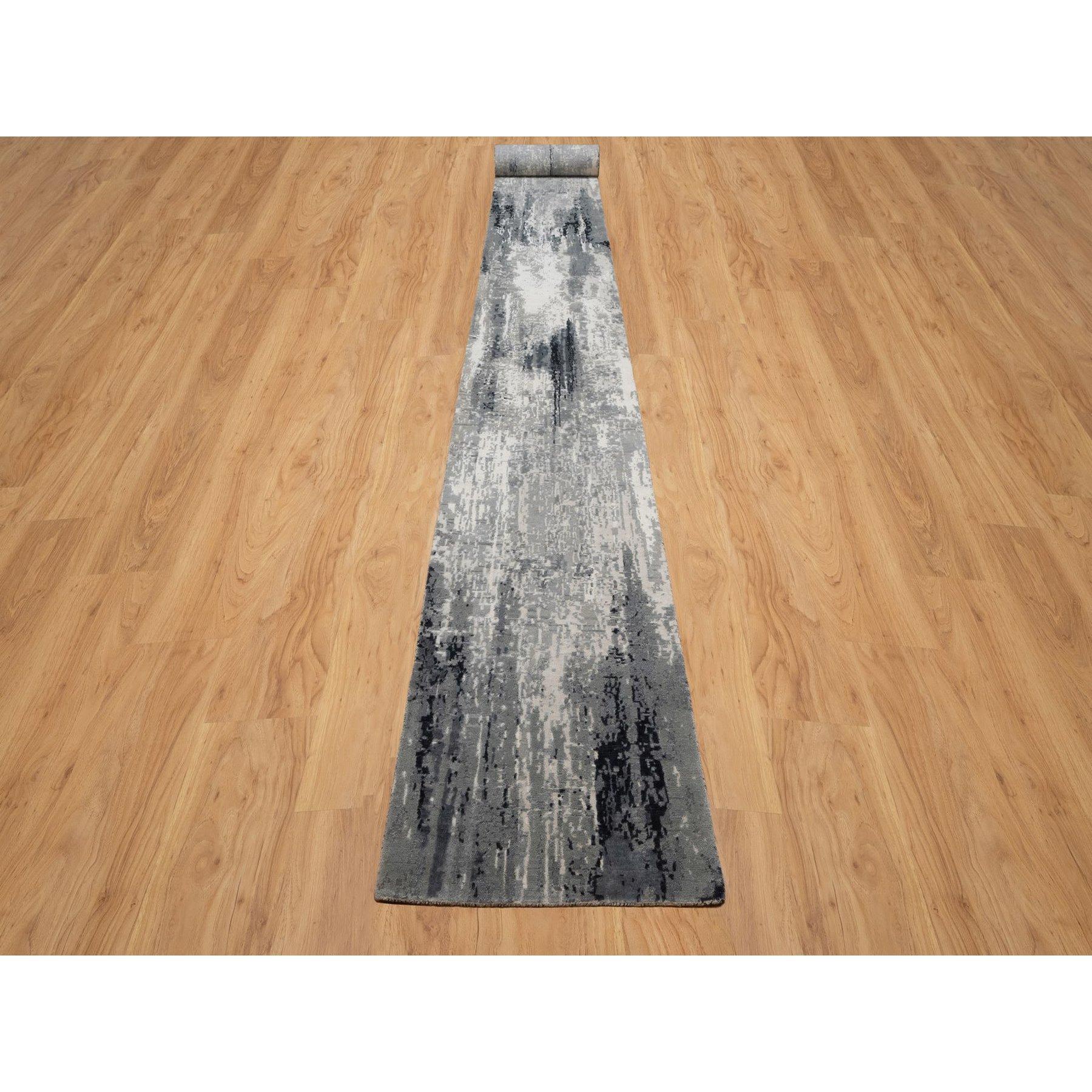 Schwarz mit einem Hauch von Elfenbein, Abstraktes Design, Handgeknüpft, Wolle und Seide, Orientalisch, XL Läufer, Teppich
Primäre MATERIALIEN: Wolle & Seide
Latex: Kein Flor 
Höhe: 0,25 Zoll
Stil: AM Contemporary
Grundfarbe: Elfenbein
Sekundäre