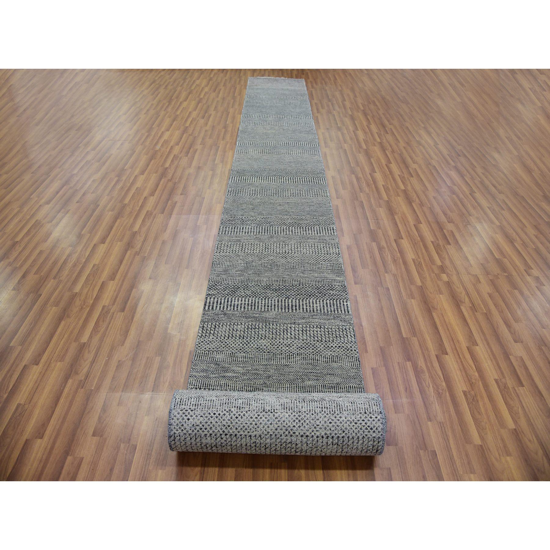 Il s'agit d'un véritable tapis d'Orient non teinté, 100% laine, ton sur ton, au design moderne d'herbe, noué à la main. Il a été noué pendant des mois et des mois par des artisans selon des techniques de tissage séculaires.
Matières premières :