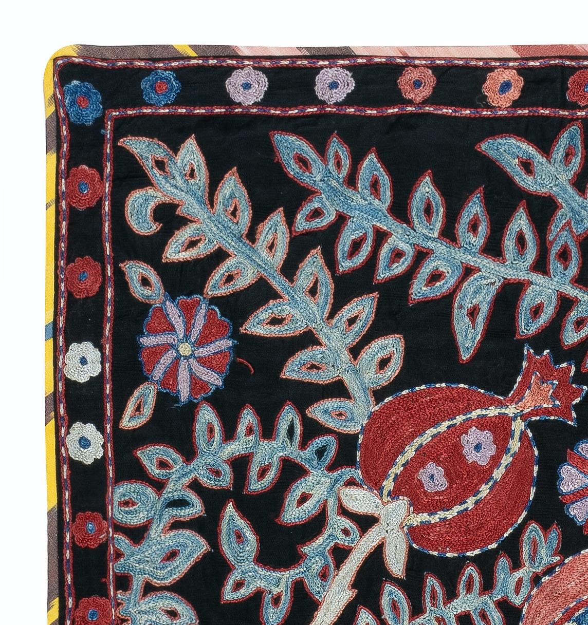 Zelebrieren Sie das reiche Erbe asiatischer Handwerkskunst mit diesem exquisiten Suzani-Textil aus 100 % Seide, das von erfahrenen Kunsthandwerkern sorgfältig von Hand bestickt wird. Dieses wahre Kunstwerk verkörpert eine jahrhundertealte Tradition