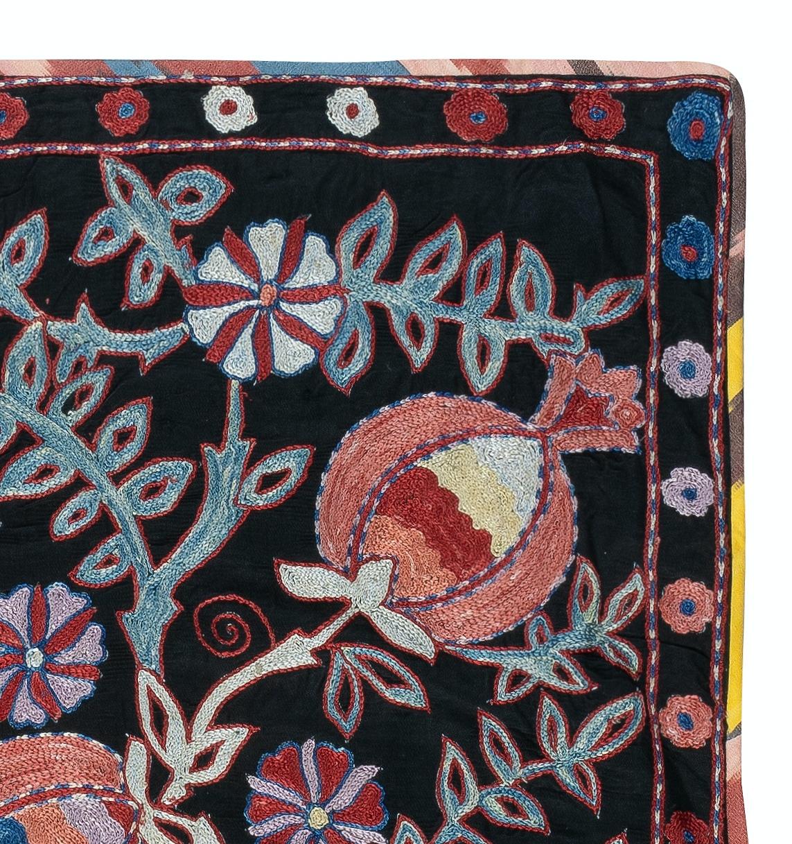 27x28 in modernem 100% Seiden-Wandbehang. Besticktes Tischtuch. Schwarzer Wurf (Suzani) im Angebot