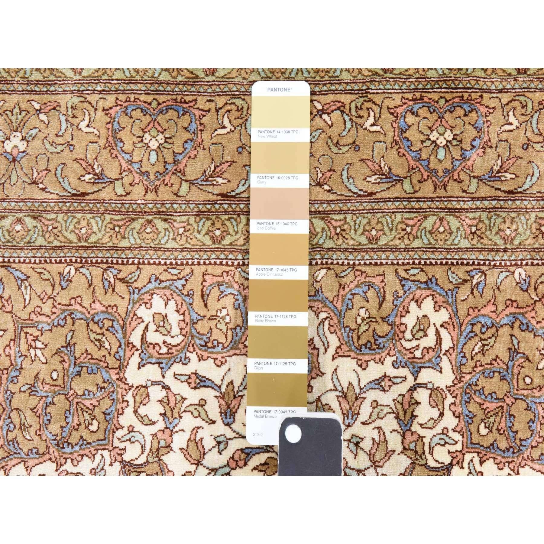 Alabaster Weiß, Persisch Qum, 400 KPSI, Superfein 100% Seide, Handgeknüpft, Matt, Klein, Orientteppich
Primäre MATERIALIEN: Seide
Latex: Kein Flor 
Höhe: 0,25 Zoll
Stil: Traditionell
Grundfarbe: Elfenbein
Sekundäre Farben: Hellblau, Grün,