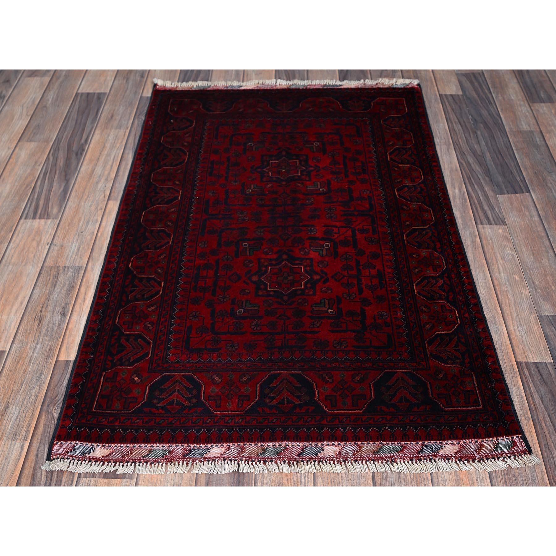Carmine Red, Hand Knotted, Afghan Khamyab with Geometric Medallions Design, Soft Wool, Vegetable Dyes, Mat, Sample, Oriental Rug
Matières premières : Laine
Latex : Pas de poils 
hauteur : 0,25 pouces
Style : Traditionnel
Couleur primaire :