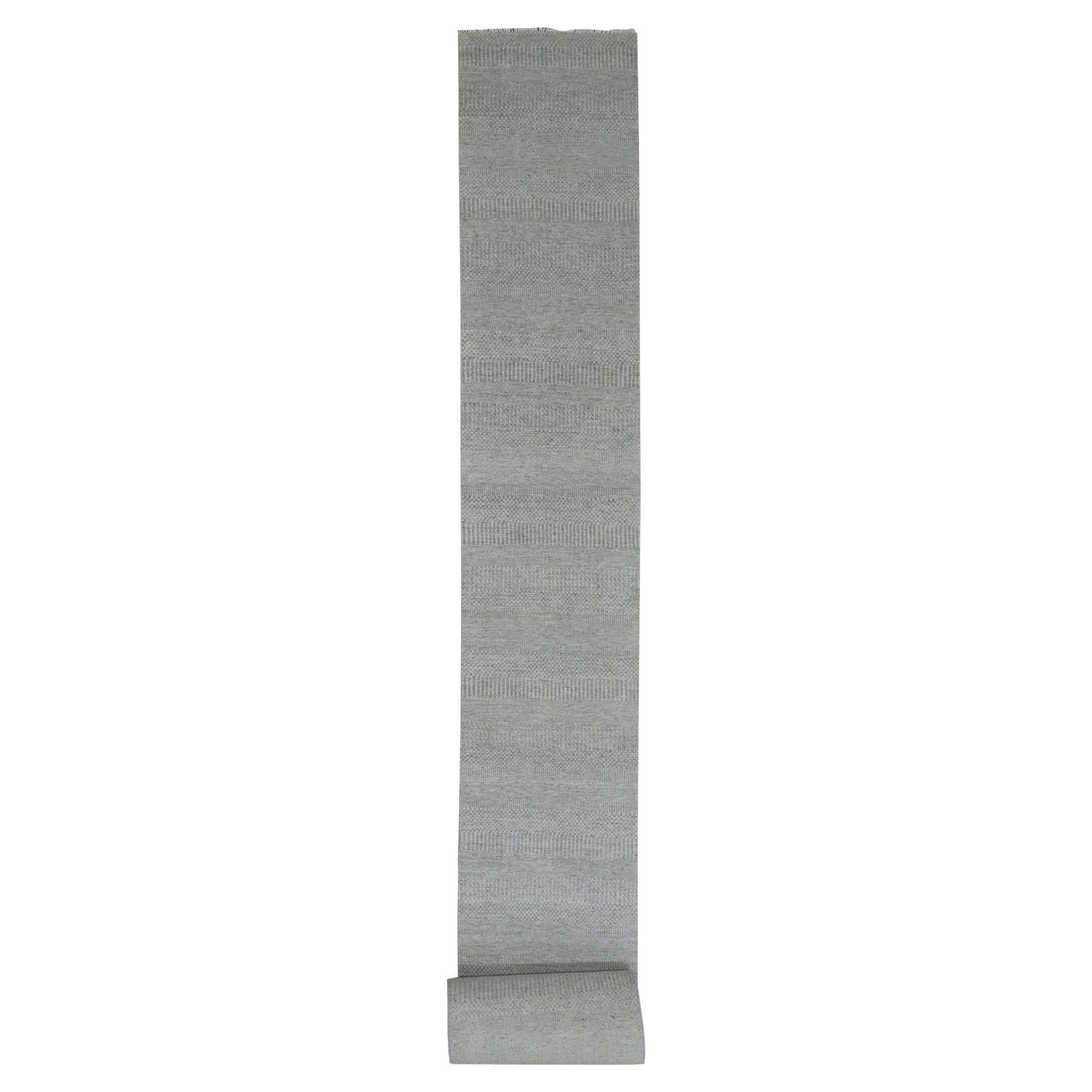 2'7"x32'1" Grauer handgeknüpfter Teppich aus organischer, unbefärbter Wolle XL Läufer mit Grasmuster