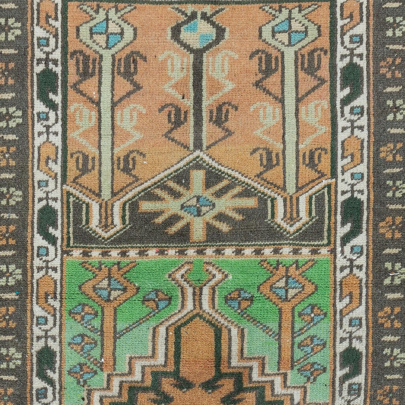 2.7x3.8 Ft Vintage Geometric Small Rug, Handmade Prayer Rug, Turkish Door Mat In Good Condition For Sale In Philadelphia, PA