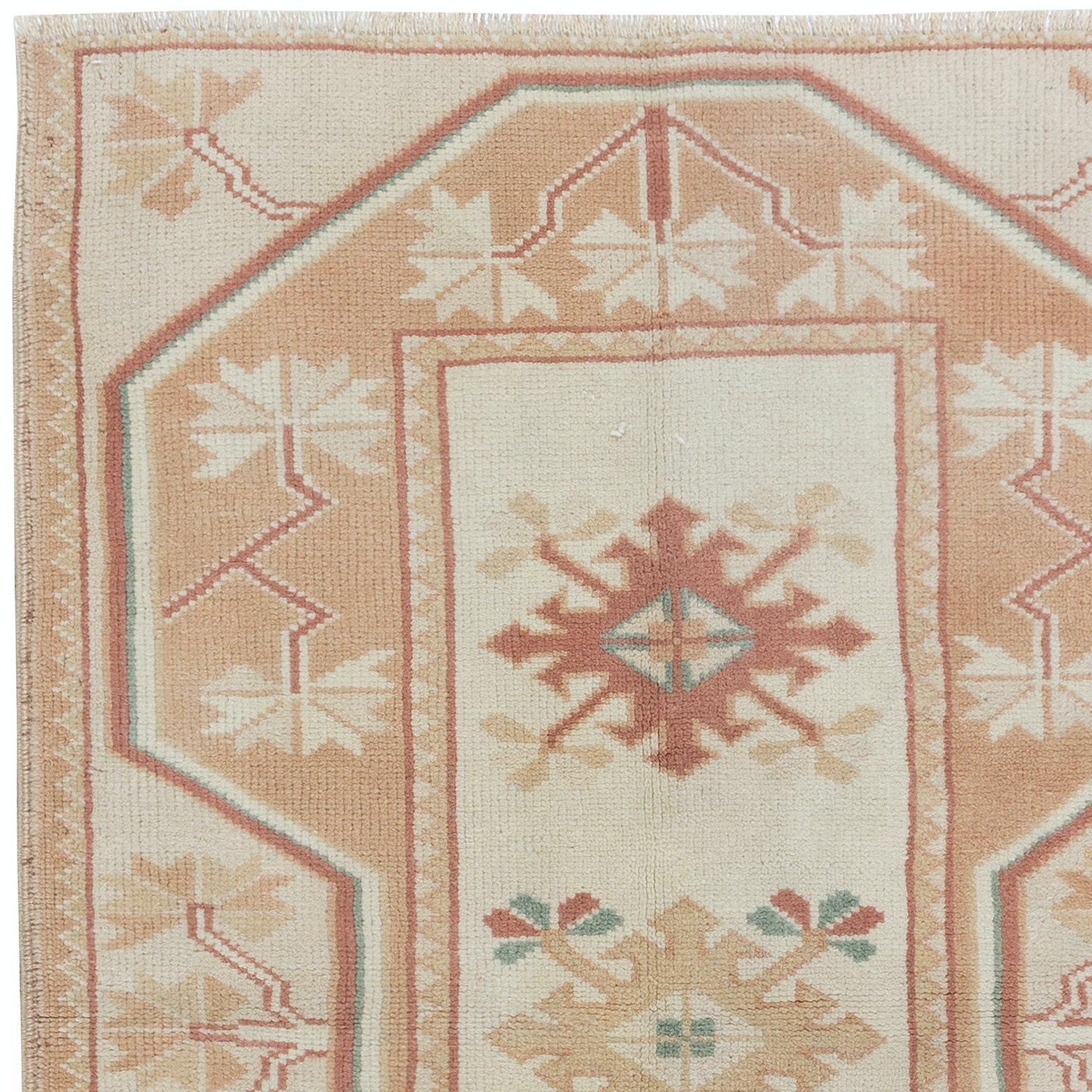 Geometrischer kleiner Vintage-Teppich mit 2,7x4 Fuß, handgefertigter Akzentteppich, türkischer Türteppich (Türkisch) im Angebot
