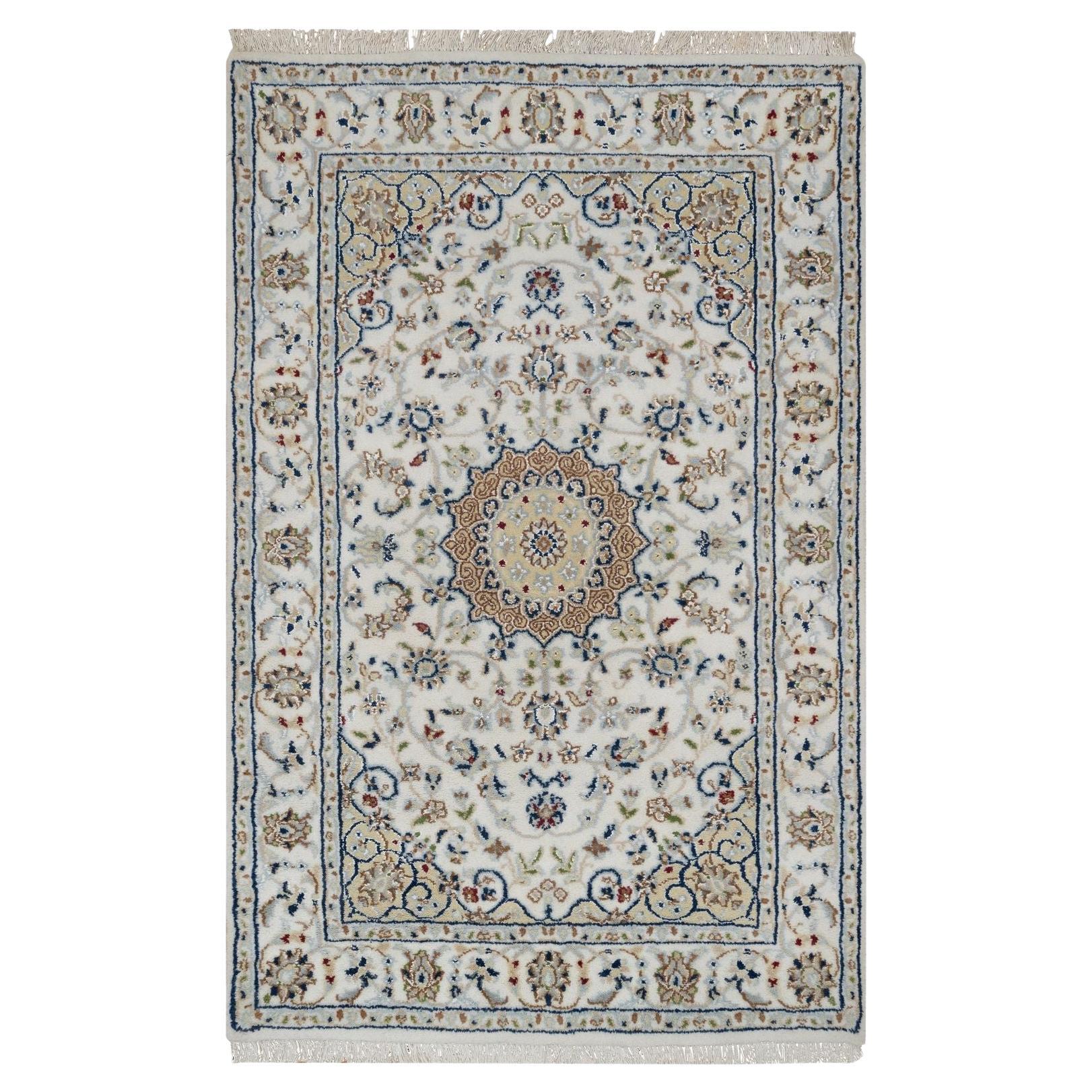 2
7 "x4
 Alfombra Pequeña de Lana y Seda Anudada a Mano con Diseño de Medallón Nain Blanco Nieve