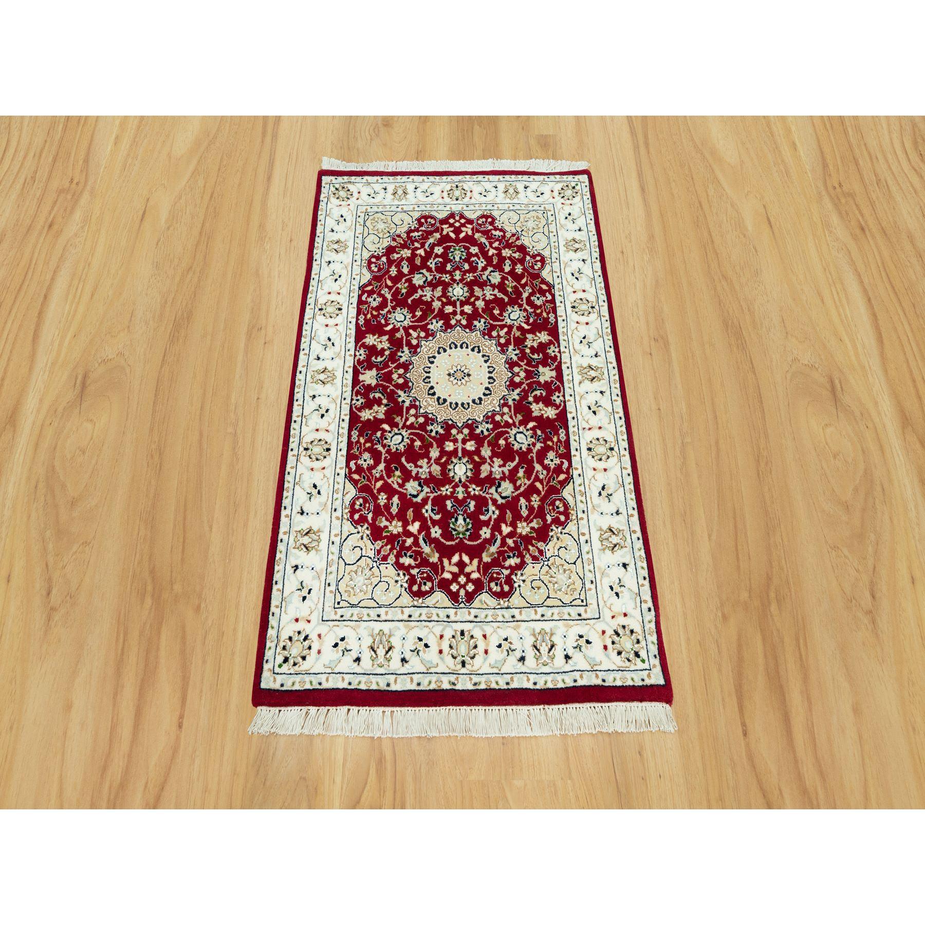 Ésta es una auténtica alfombra oriental anudada a mano con diseño floral Nain. Ha sido anudada durante meses y meses con técnicas artesanales de tejido centenarias por artesanos.
Materiales primarios: Lana
Látex: Sin pelo 
altura: 0,25