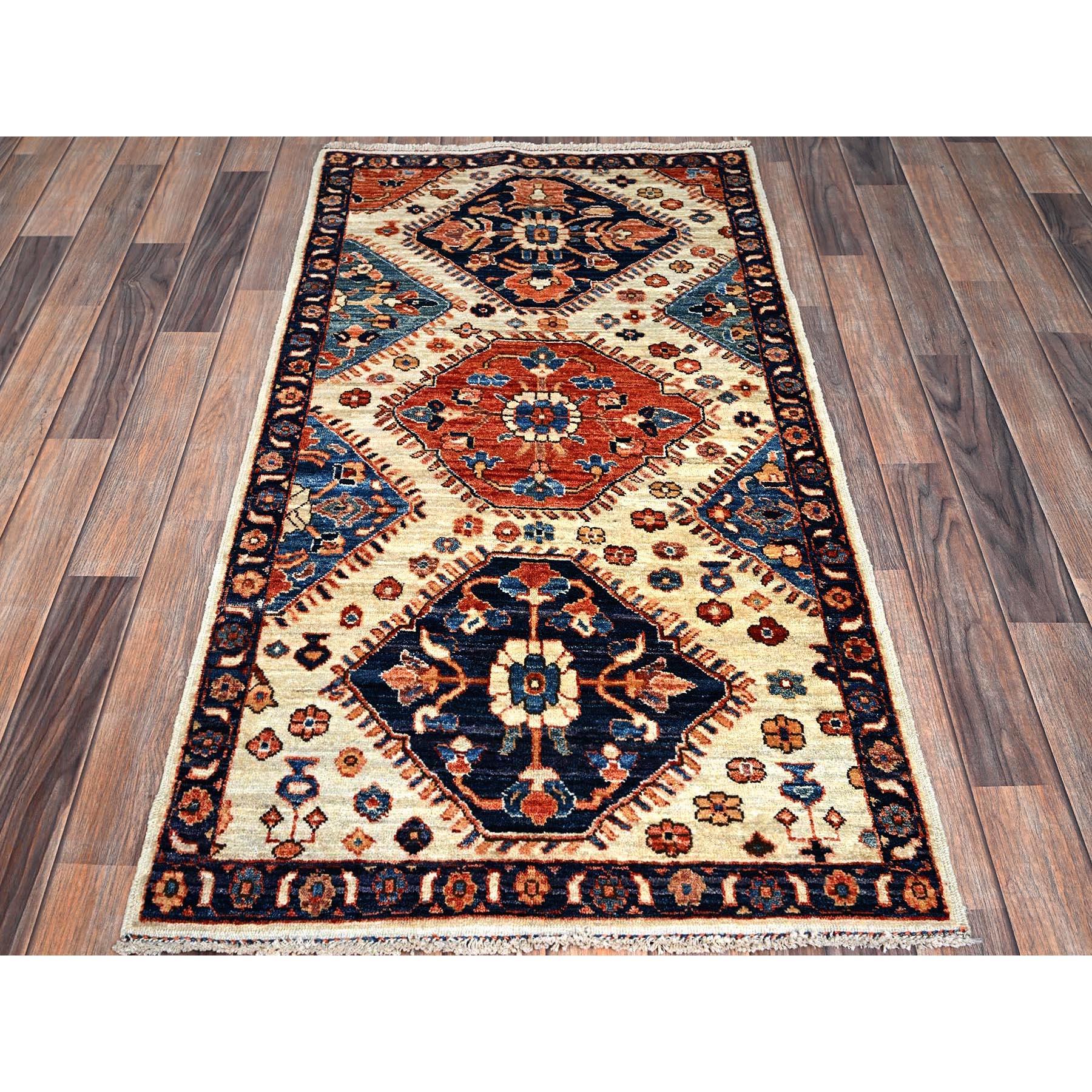 Chiffon White, Perse du Nord-Ouest avec Design Medallions, Aryana Collection, Vegetable Dyes, Soft Pile, High Mountain Wool, Hand Knotted, Densely Woven, Tapis d'Orient
Matières premières : Laine
Latex : Pas de poils 
hauteur : 0,25 pouces
Style :