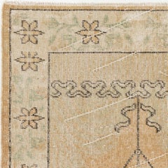 Tappeto da preghiera turco vintage, 2,7 x 4,2 piedi. Tappeto decorativo annodato a mano nei toni del beige e dell’ocra
