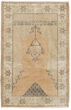 Tappeto da preghiera turco vintage, 2,7 x 4,2 piedi. Tappeto decorativo annodato a mano nei toni del beige e dell’ocra