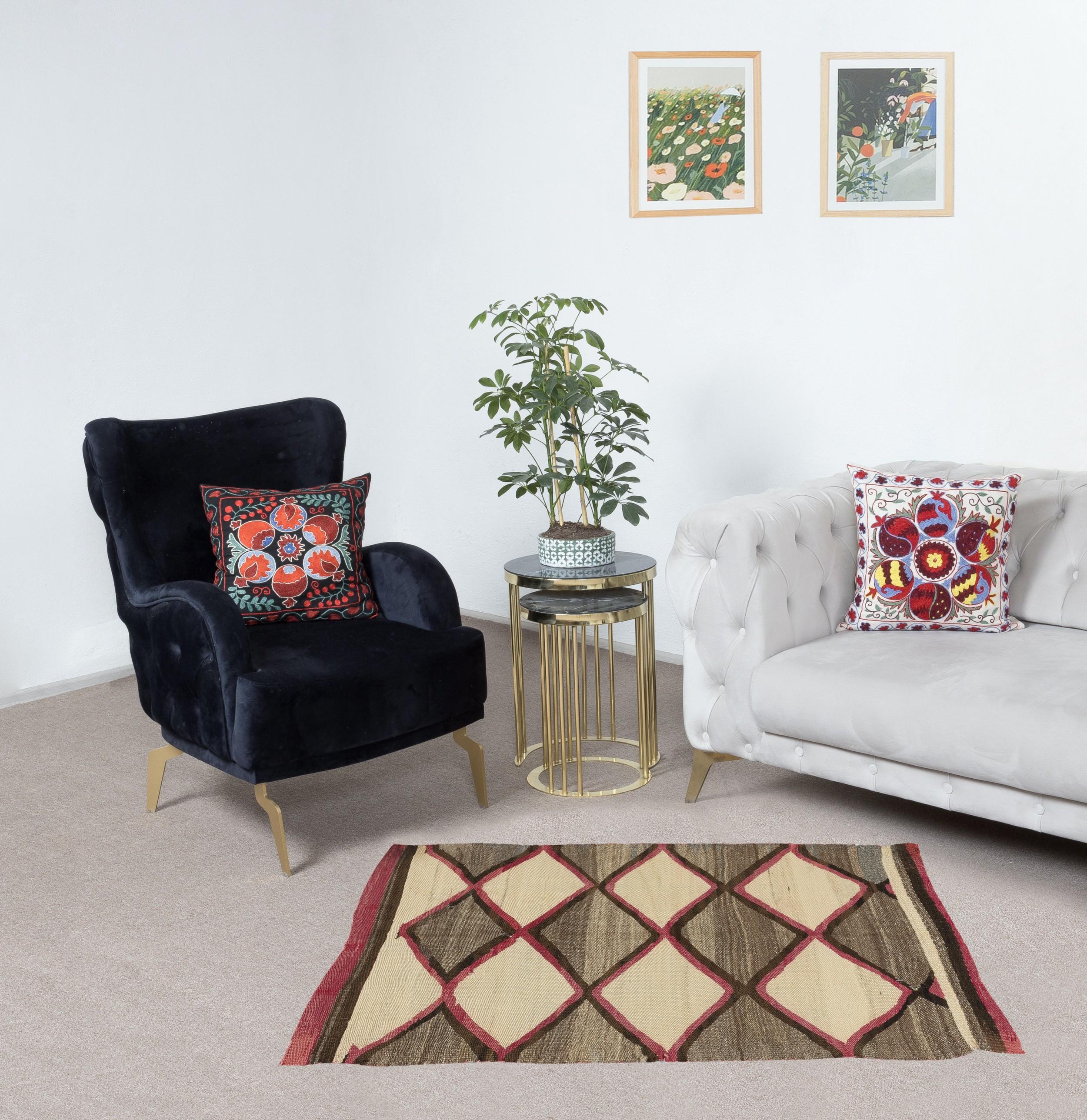Ancien tapis kilim Navajo Ganado des Indes américaines

Chaque nœud de ce chef-d'œuvre tissé à la main raconte une histoire de tradition, de culture et de communauté, transmise de génération en génération. Fabriqué en laine de première qualité, le