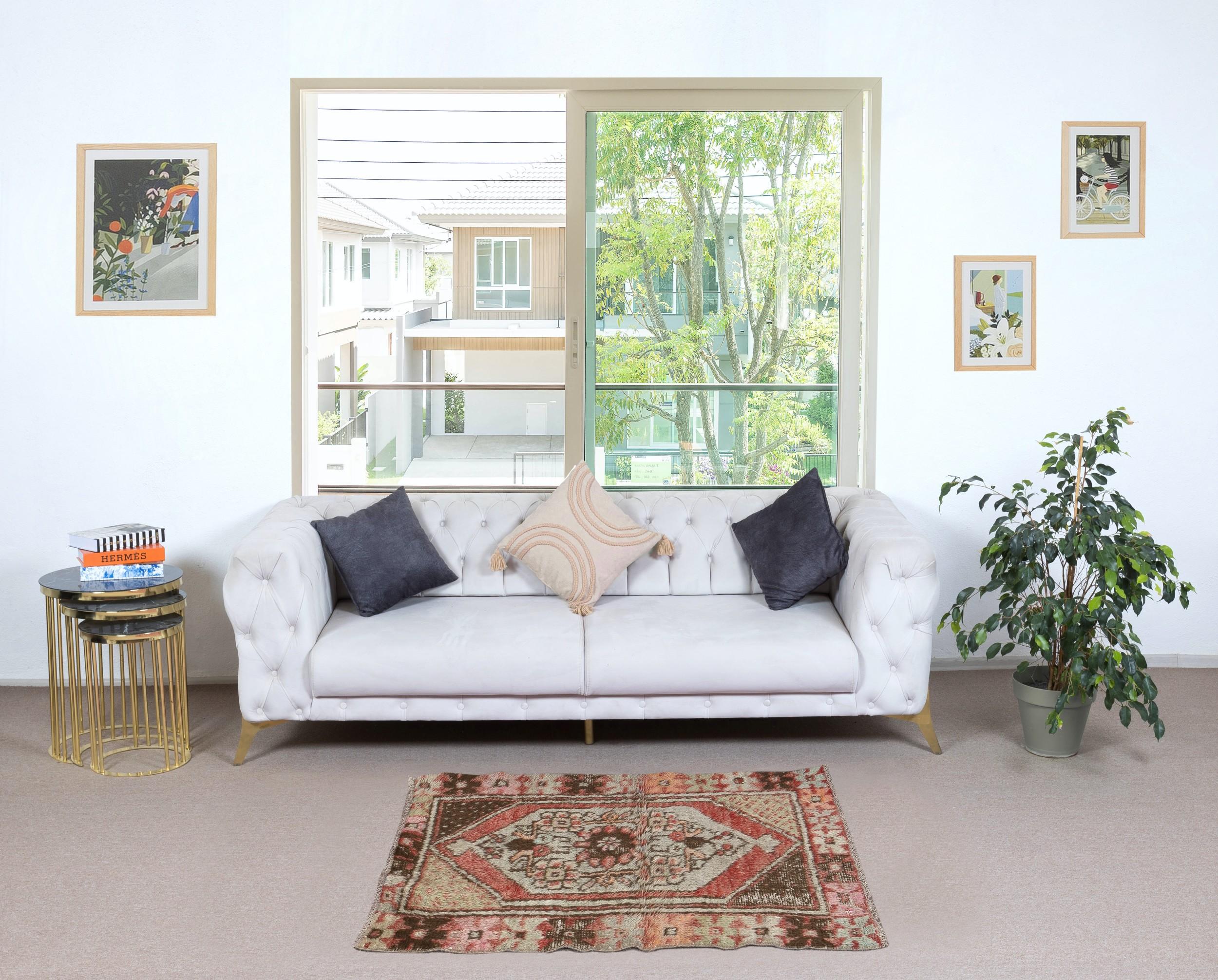 Bringen Sie einen Hauch von zeitloser Eleganz in Ihr Zuhause mit diesem handgeknüpften türkischen Streuteppich im Vintage-Stil, der von erfahrenen Kunsthandwerkern aus 100 % Wolle hergestellt wird. Dieser Teppich eignet sich perfekt als Fußmatte,