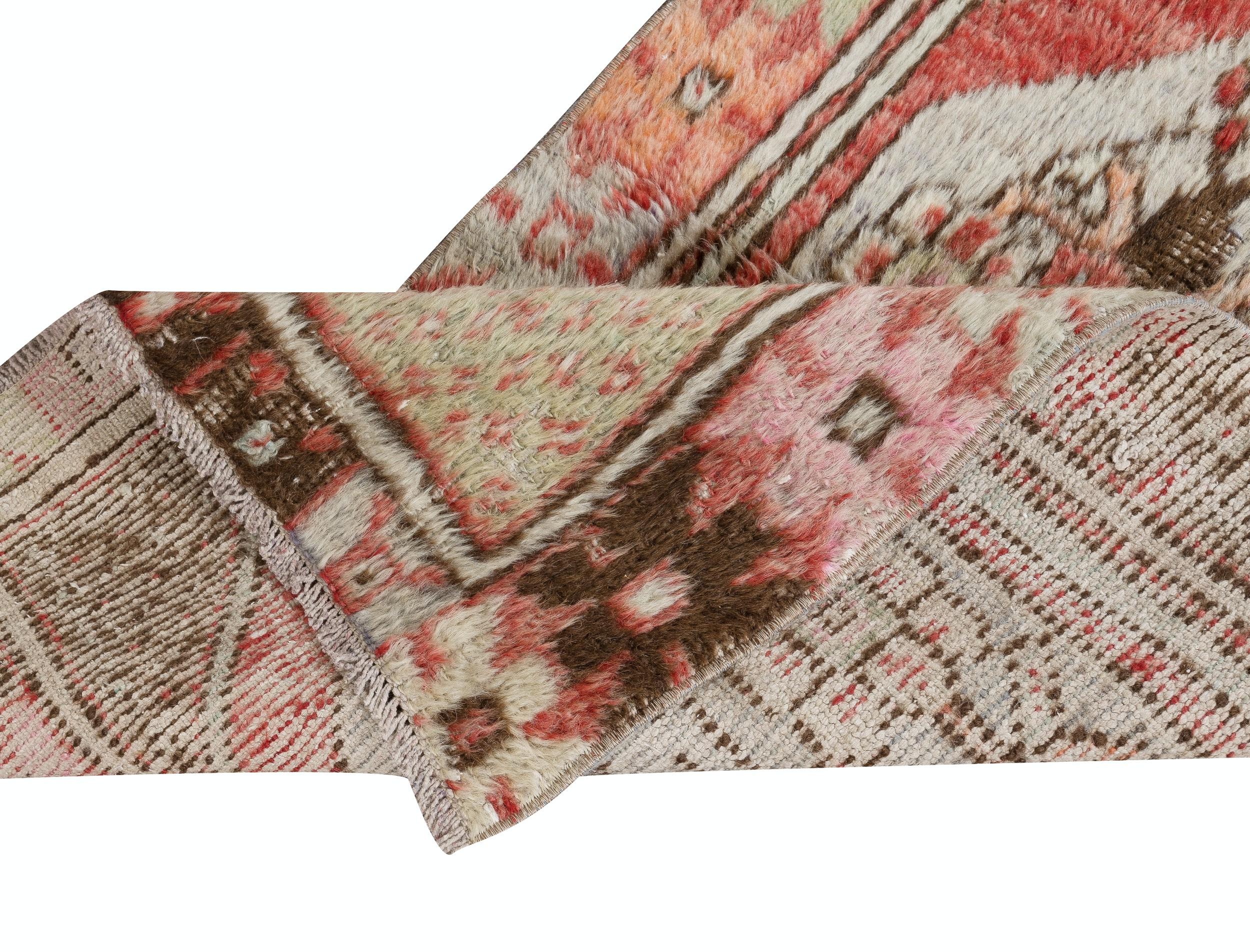 27x50 in Vintage Scatter Rug, circa 1950, Wolle handgeknüpft türkische Fußmatte (Rustikal) im Angebot