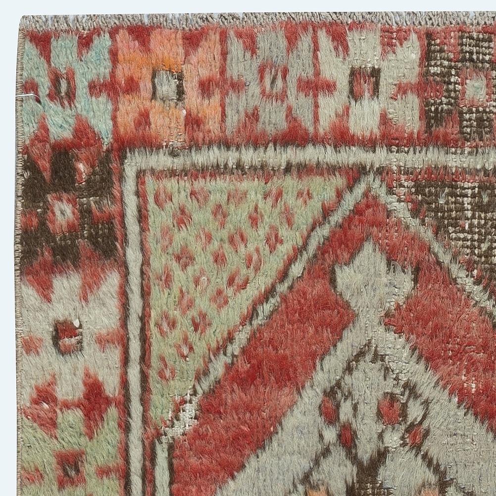 27x50 in Vintage Scatter Rug, circa 1950, Wolle handgeknüpft türkische Fußmatte (Türkisch) im Angebot