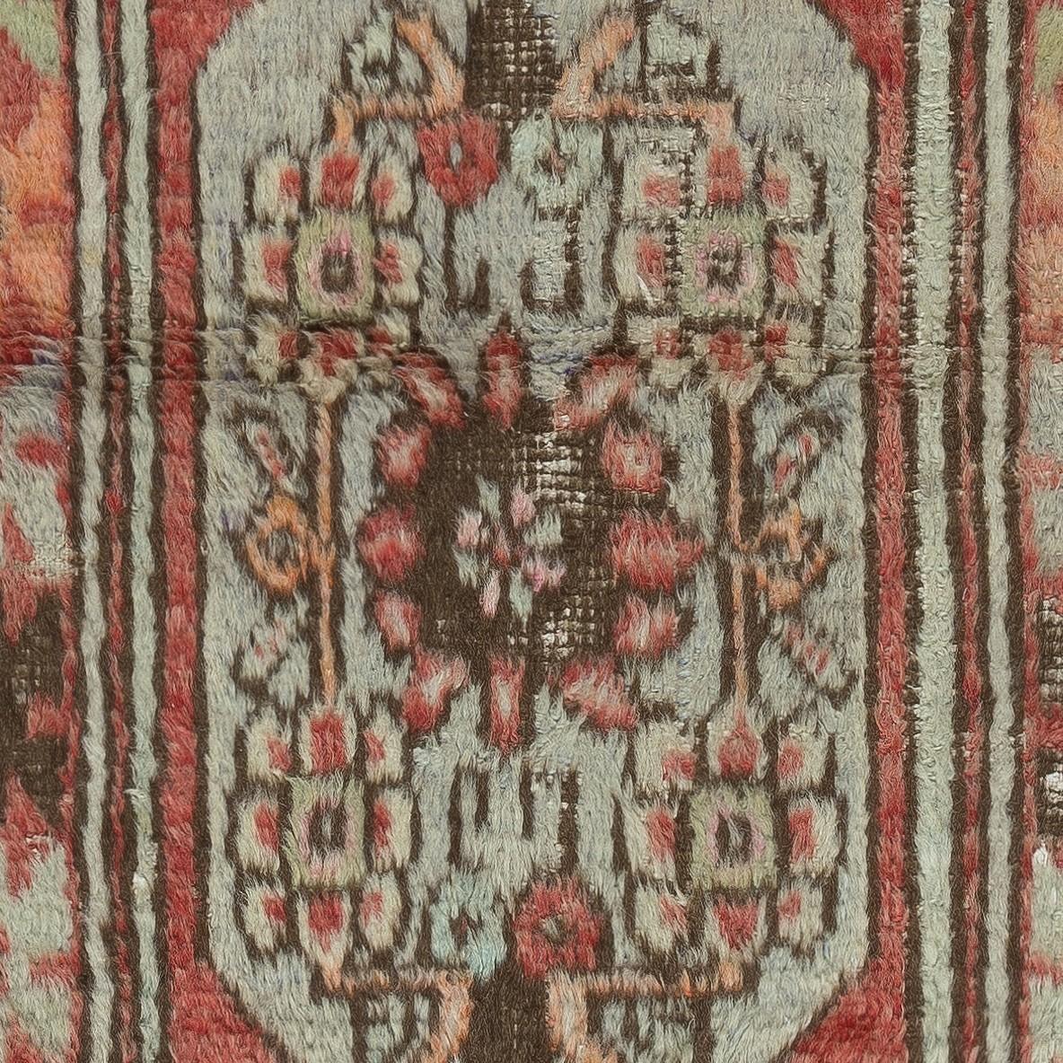 27x50 in Vintage Scatter Rug, circa 1950, Wolle handgeknüpft türkische Fußmatte (Handgeknüpft) im Angebot