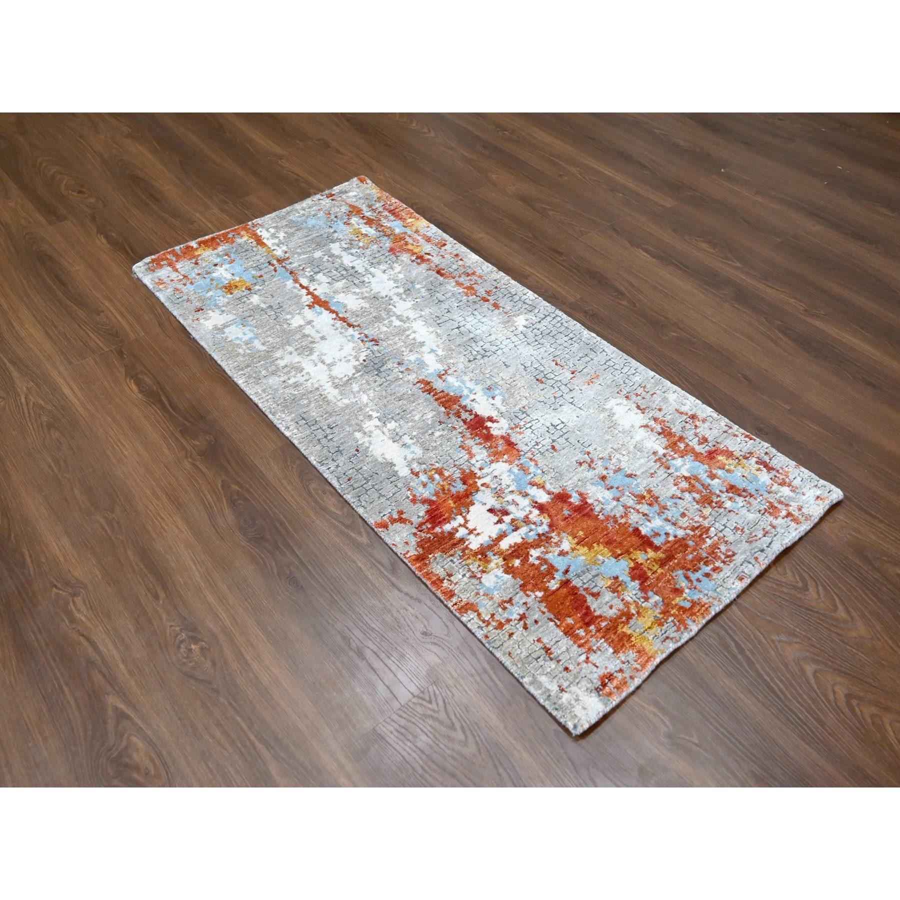 Gebranntes Orange mit Mittelgrau, Abstrakt mit Feuer Mosaik Design, Wolle und Seide, Handgeknüpft, Läufer, Orientteppich
Primäre MATERIALIEN: Wolle & Seide
Latex: Kein Flor 
Höhe: 0,25 Zoll
Stil: AM Contemporary
Grundfarbe: Orange
Sekundäre Farben:
