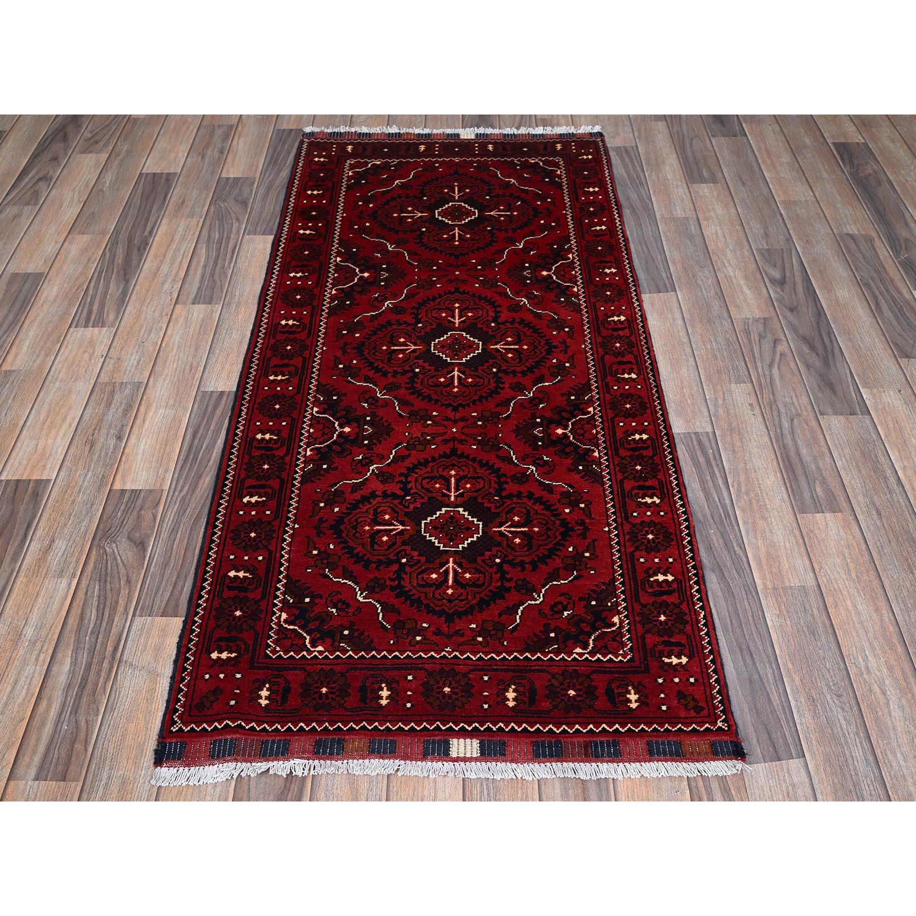 Berry Red, Afghan Khamyab with Tribal Medallions Design, Hand Knotted, Soft and Velvety Wool, Vegetable Dyes, Short Runner, Oriental Rug
Matières premières : Laine
Latex : Pas de poils 
hauteur : 0,25 pouces
Style : Traditionnel
Couleur primaire :