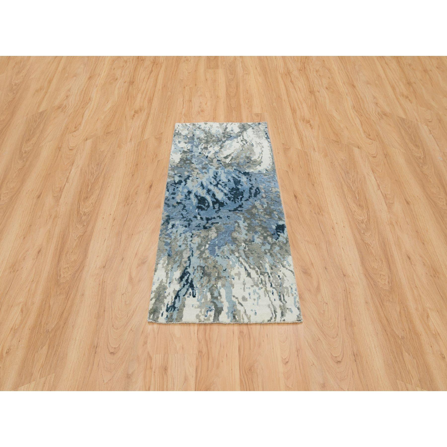 Gris et bleu, Design Abstract Hi-Low Pile, Laine et soie noués à la main, Tapis d'Orient Runner
Matériaux primaires : Laine et soie
Latex : Pas de poils 
hauteur : 0,25 pouces
Style : Transitionnel
Couleur primaire : Gris
Couleurs secondaires : Bleu