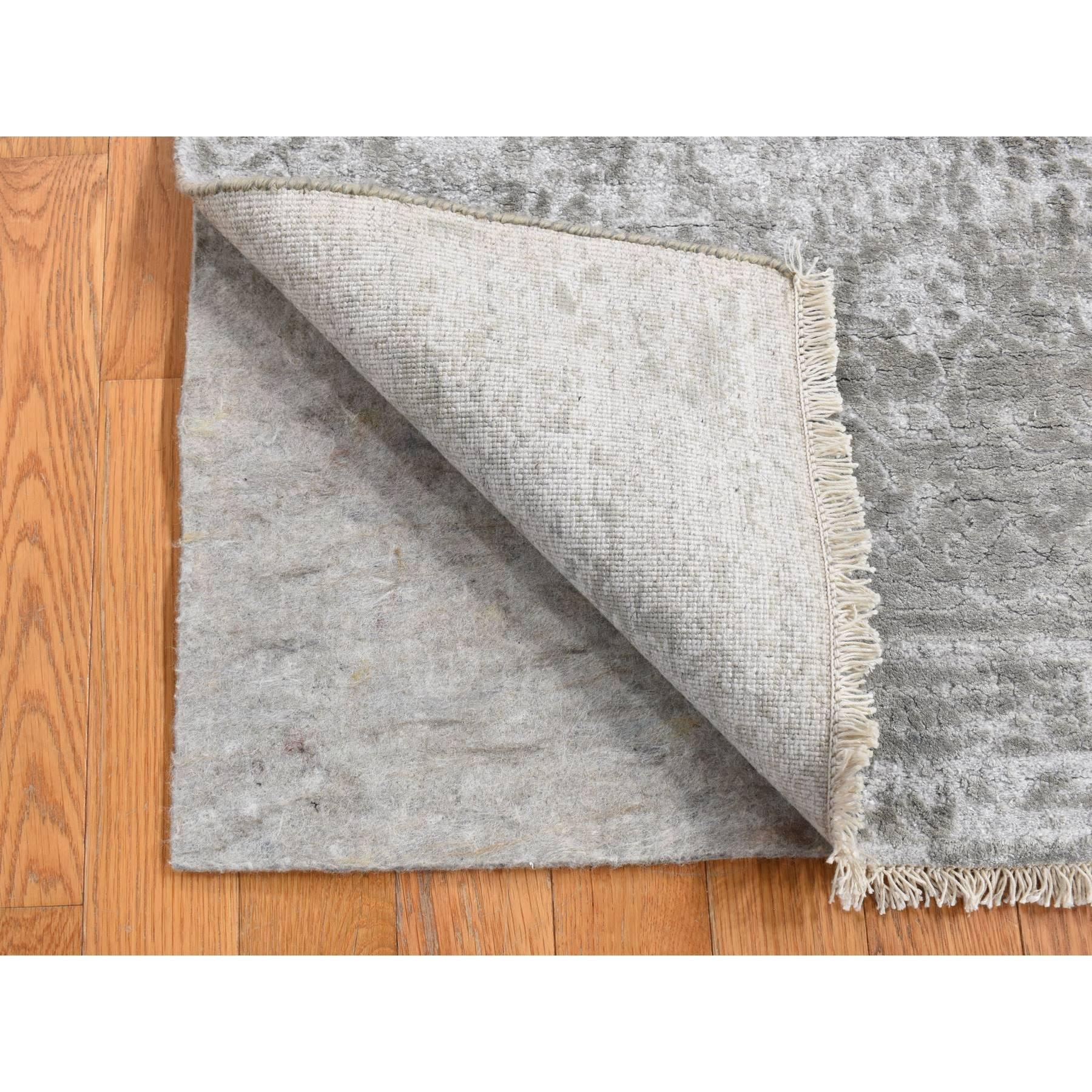 Rauchgrau, handgeknüpft, Wolle und reine Seide, gebrochenes und ausradiertes persisches Design, Läufer Orientteppich
Primäre MATERIALIEN: Wolle & Seide
Latex: Kein Flor 
Höhe: 0,25 Zoll
Stil: Transitional
Grundfarbe: Grau
Sekundärfarben: