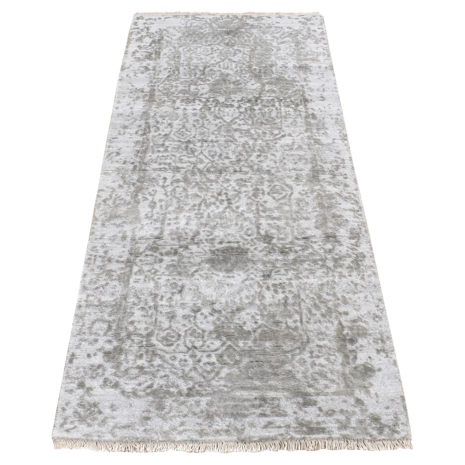Tappeto Runner 2'7 "x6' grigio in lana e seta annodato a mano con disegno persiano cancellato