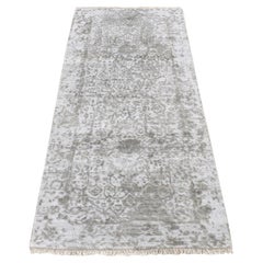 Tappeto Runner 2'7 "x6' grigio in lana e seta annodato a mano con disegno persiano cancellato