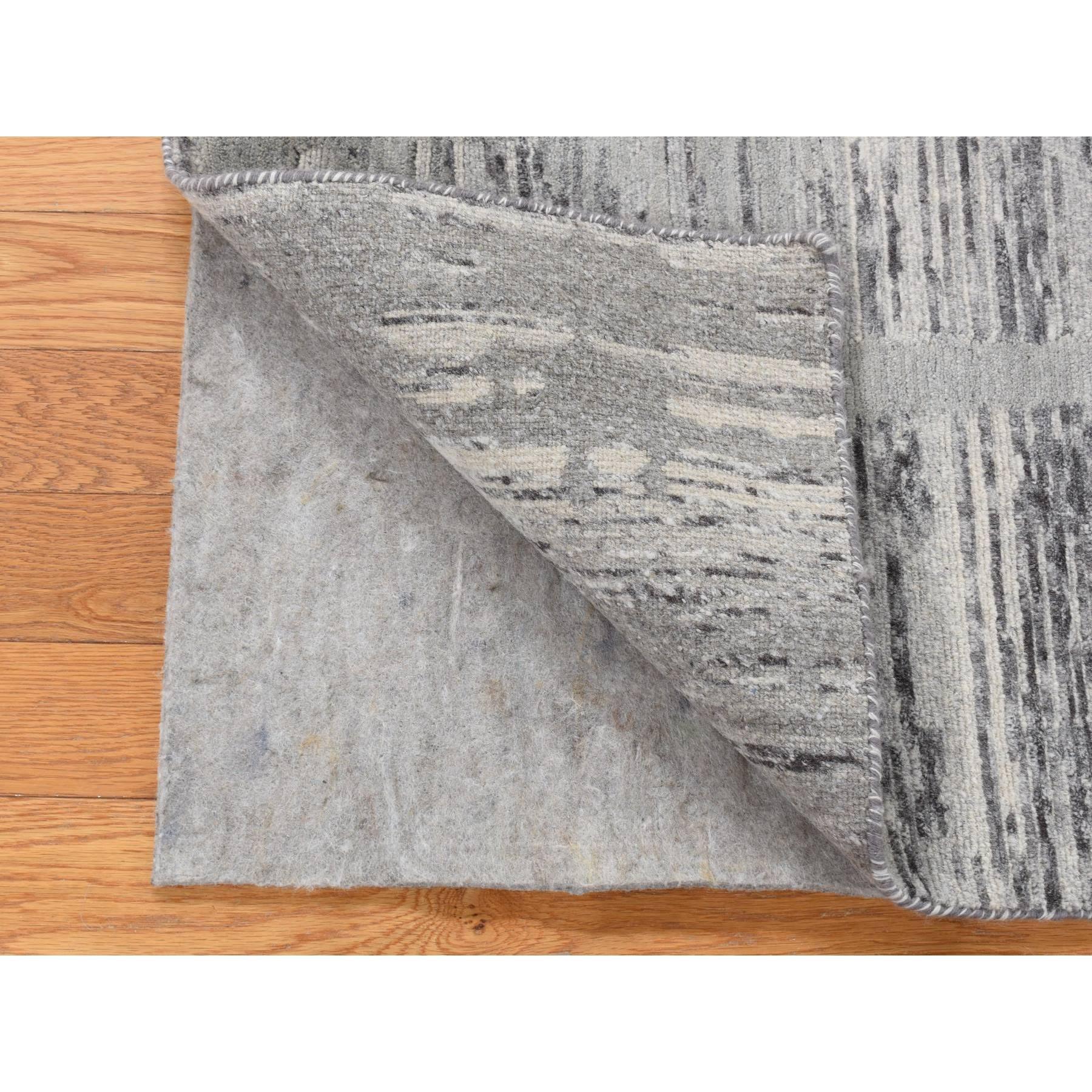 Mittelgrau, Handgesponnene, ungefärbte Naturwolle, Modernes, kreuz und quer durchgestrichenes Design, Handgeknüpft, Läufer Orientteppich
Primäre MATERIALIEN: Wolle
Latex: Kein Flor 
Höhe: 0,25 Zoll
Stil: Transitional
Grundfarbe: Grau
Sekundäre