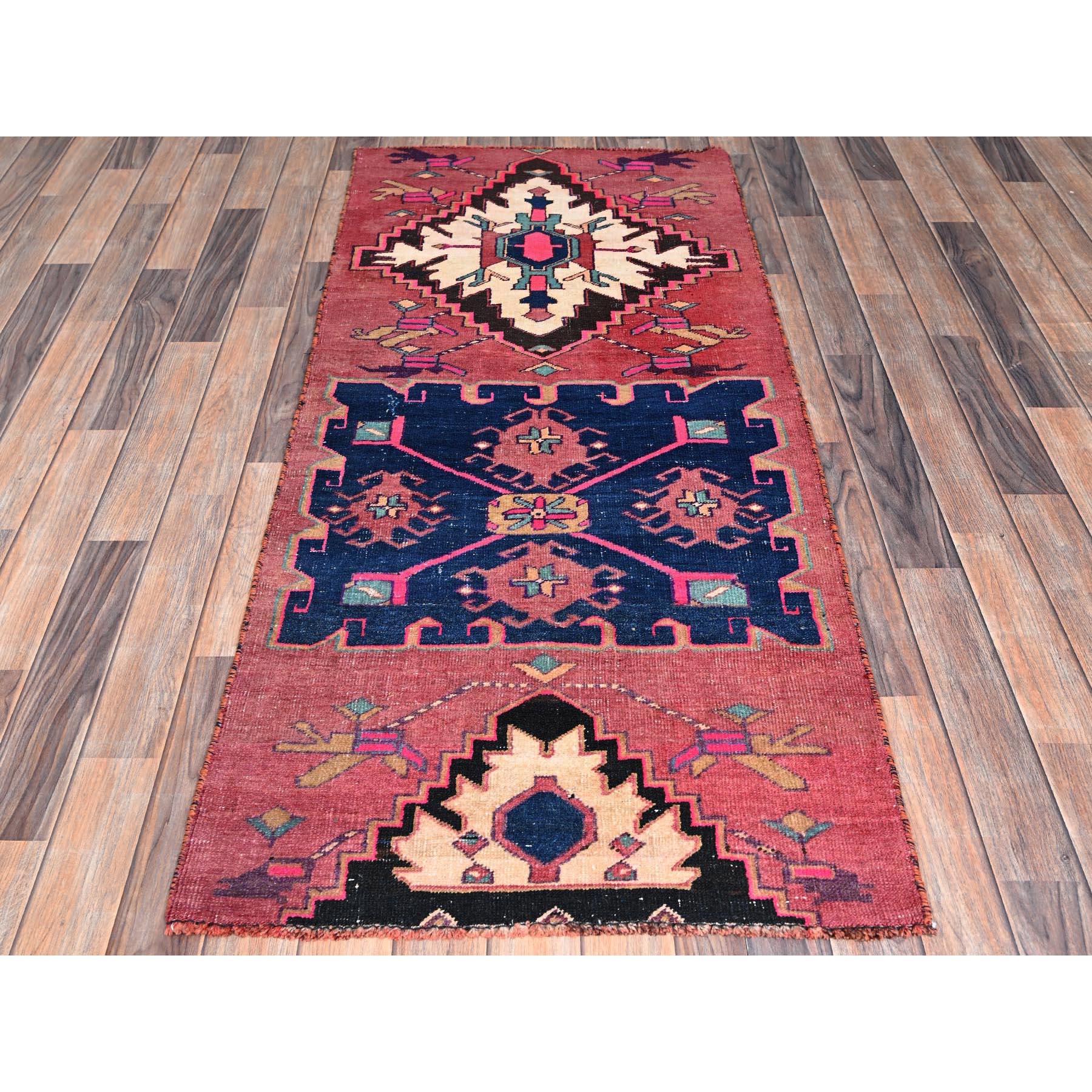 Blush Red, Overdyed Vintage Persian Hamadan mit geometrischem Muster, Worn and Distressed, Hand Knotted, 100% Wolle, Cropped Thin, Zero Pile, Sides and Ends Professionally Secured, Fragment, Runner, Oriental Rug
Primäre MATERIALIEN: Wolle
Latex: