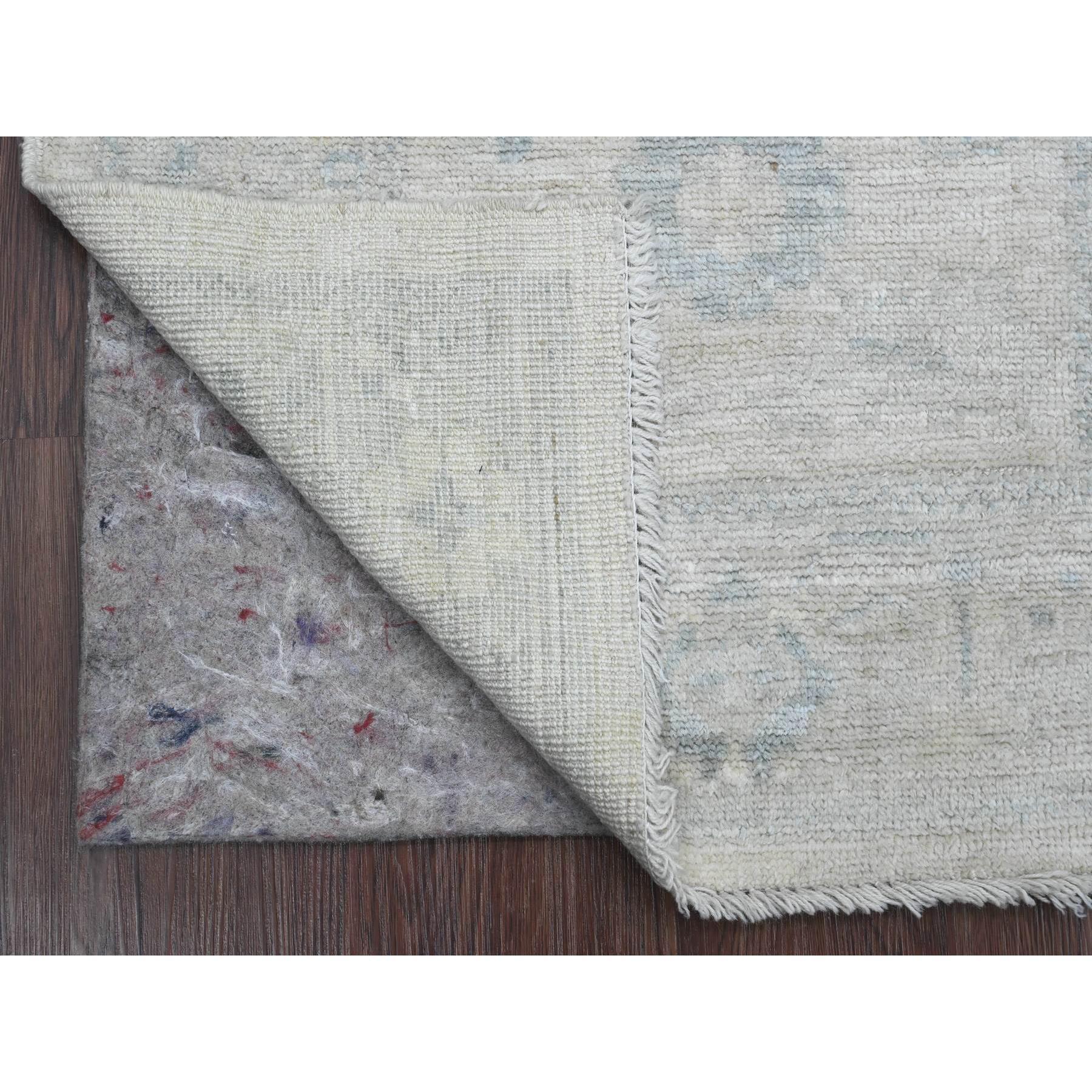 Pearl White, Afghan Angora Oushak with Leaf Design, Hand Knotted, Natural Dyes, 100% Wool, Short Runner, Oriental Rug
Matières premières : Laine
Latex : Pas de poils 
hauteur : 0,25 pouces
Style : Transitionnel
Couleur primaire : Ivoire
Couleurs