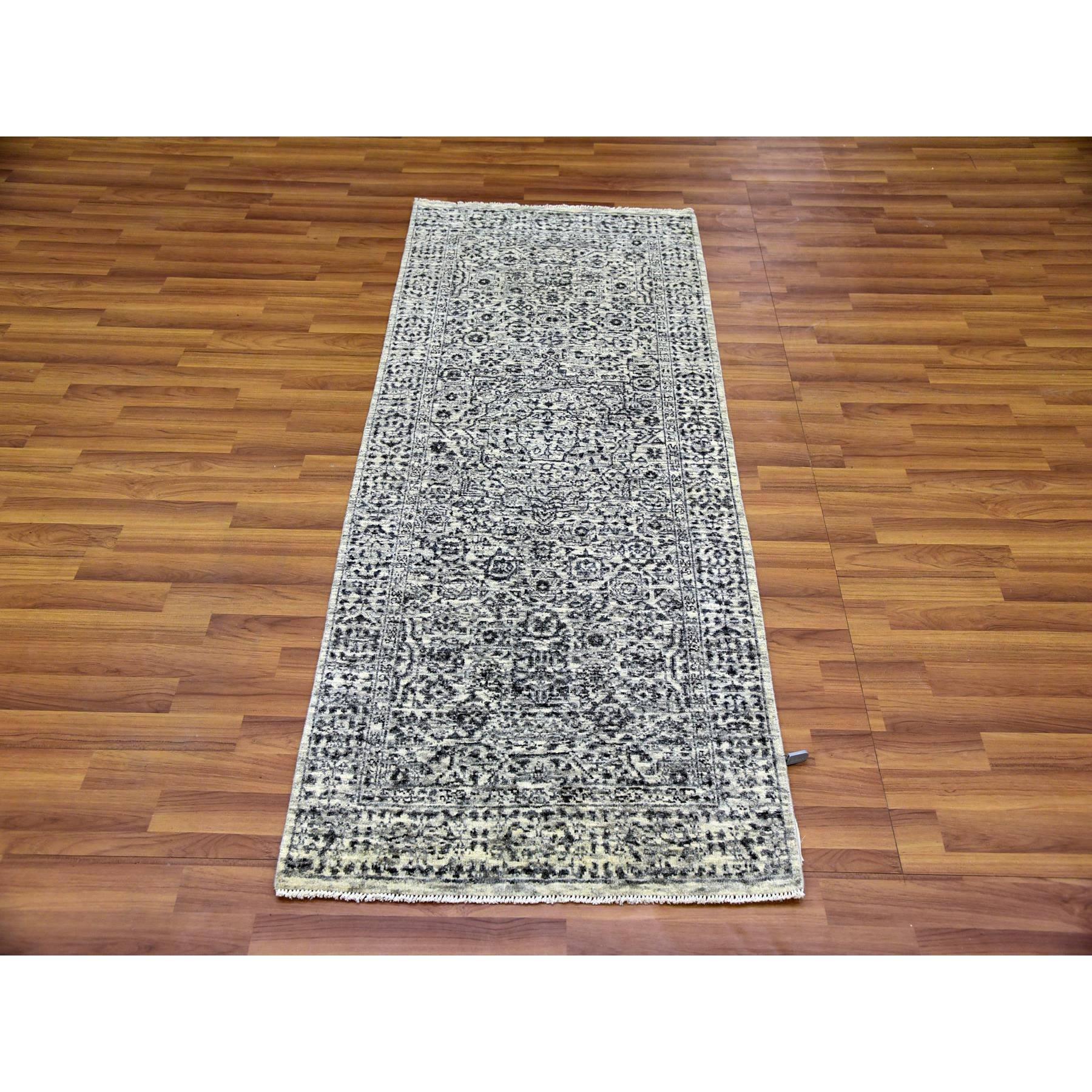 Ghost White, Mamluken-Dynastie, Ton in Ton Design, Ungefärbt 100% Wolle, Handgeknüpft, Läufer Orientteppich
Primäre MATERIALIEN: Wolle
Latex: Kein Flor 
Höhe: 0,25 Zoll
Stil: Transitional
Grundfarbe: Elfenbein
Sekundäre Farben: Schwarz, Grau
Muster: