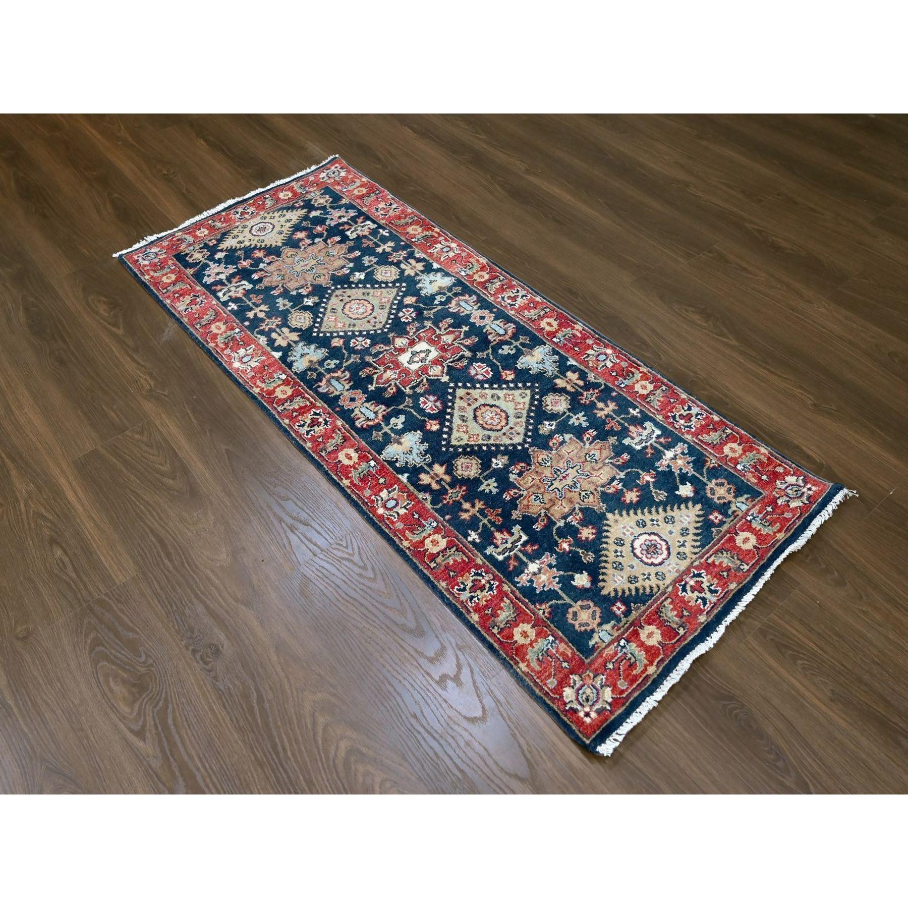 Tappeto orientale Yale Blue, disegno Karajeh con medaglioni geometrici, annodato a mano, in morbida lana, runner
Materiali primari: Lana
Lattice: No Pile 
altezza: 0,25 pollici
Stile: Tradizionale
Colore primario: Blu
Colori secondari: Verde,
