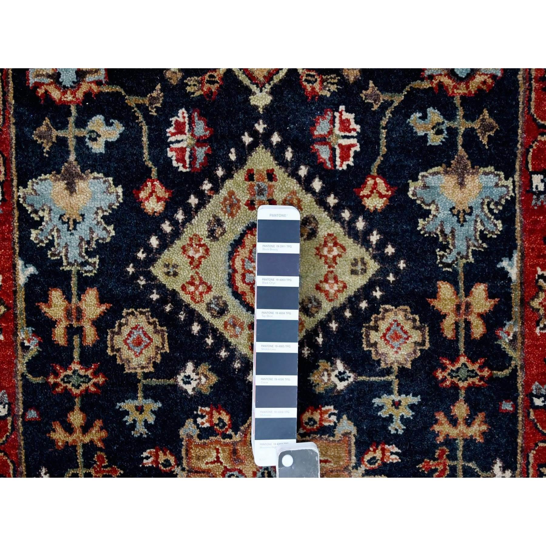 Indiano Tappeto Runner in lana annodata a mano con medaglioni tribali di Yale Blue Karajeh Design/One 2'7 