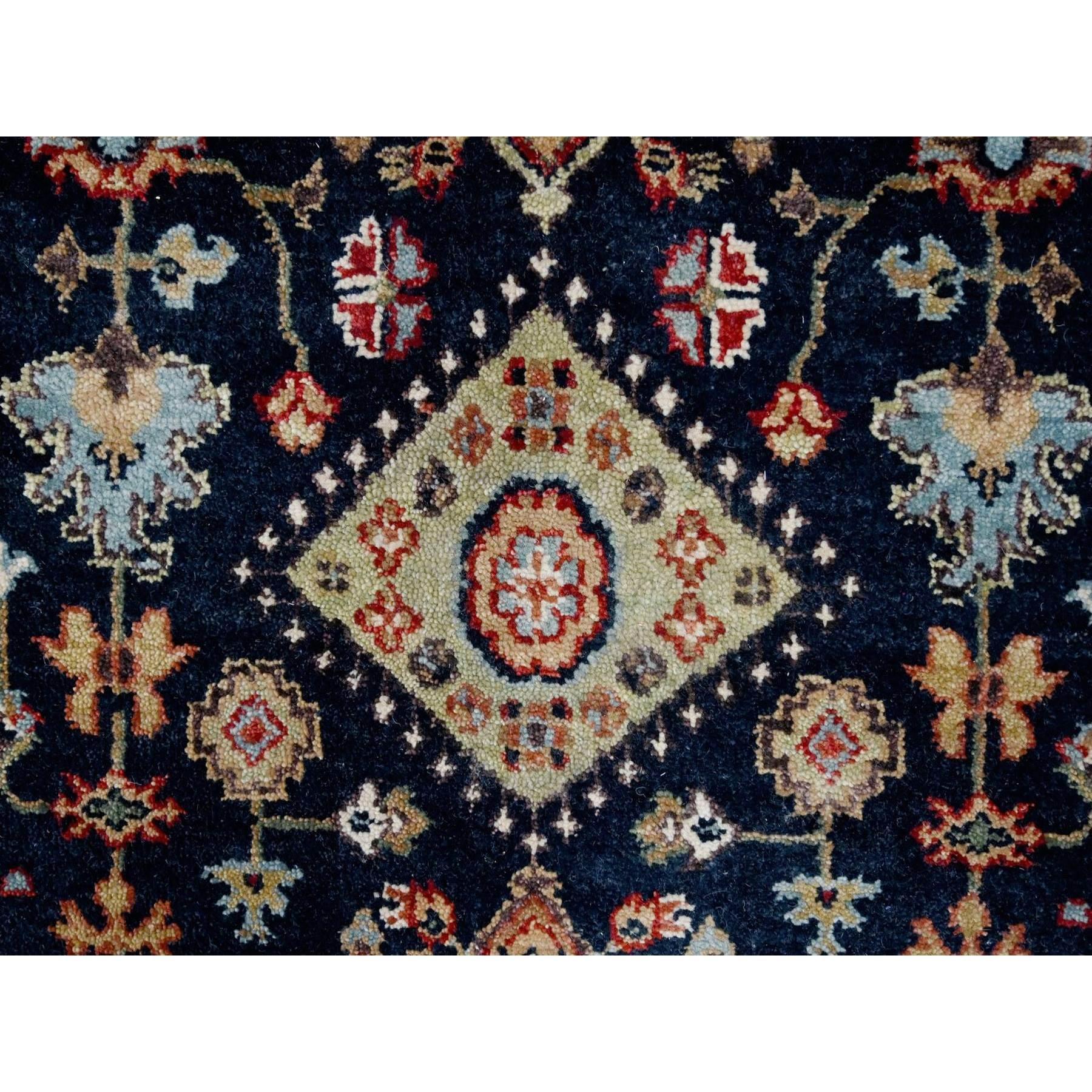 Annodato a mano Tappeto Runner in lana annodata a mano con medaglioni tribali di Yale Blue Karajeh Design/One 2'7 