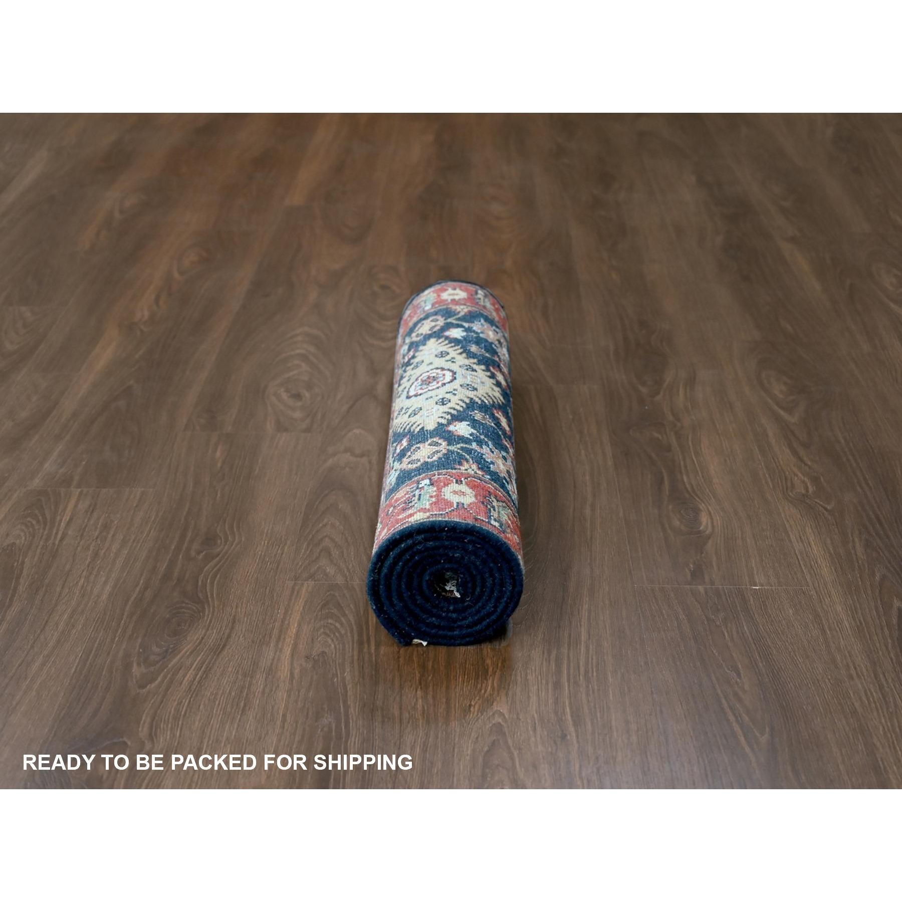 Tappeto Runner in lana annodata a mano con medaglioni tribali di Yale Blue Karajeh Design/One 2'7 