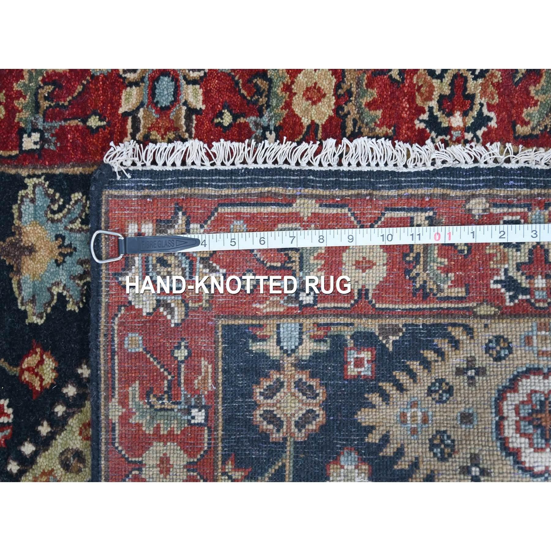 Lana Tappeto Runner in lana annodata a mano con medaglioni tribali di Yale Blue Karajeh Design/One 2'7 