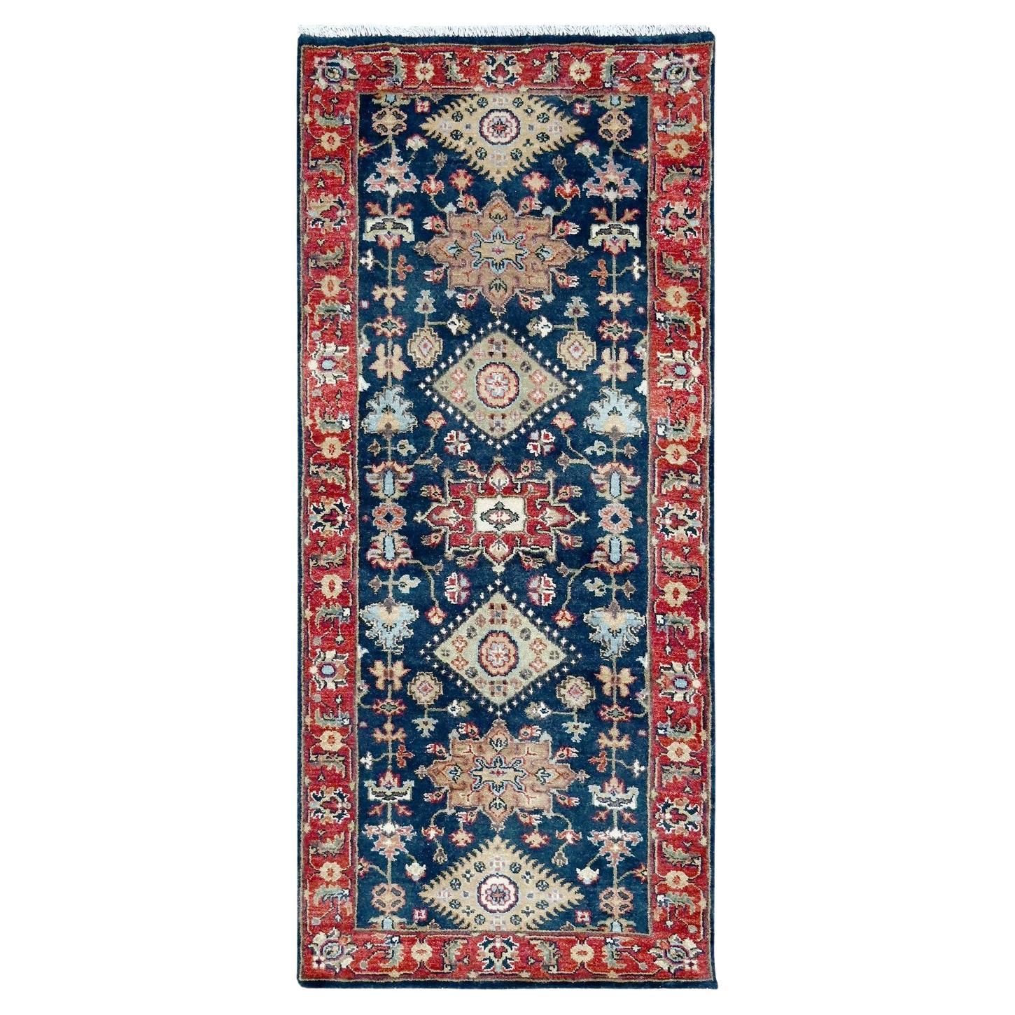 Tappeto Runner in lana annodata a mano con medaglioni tribali di Yale Blue Karajeh Design/One 2'7 "x6'