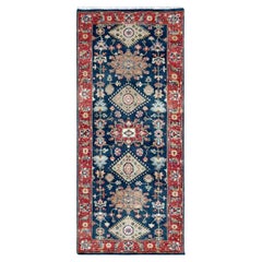 Tappeto Runner in lana annodata a mano con medaglioni tribali di Yale Blue Karajeh Design/One 2'7 "x6'