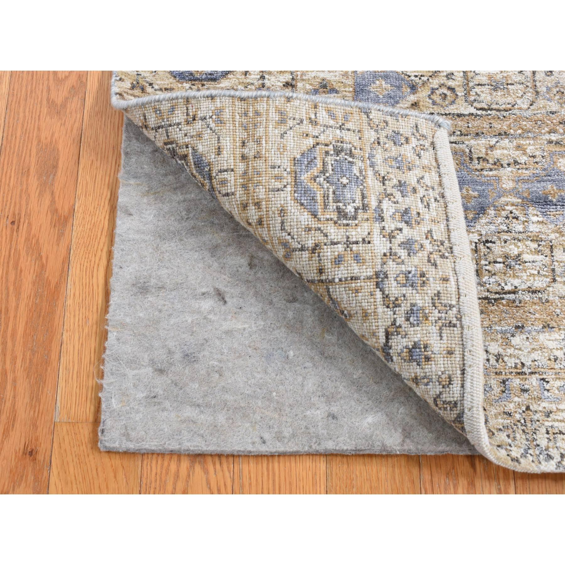 Kamillenbraun, Seide mit texturierter Wolle, Mamluken Design, Handgeknüpft, Läufer Orientteppich
Primäre MATERIALIEN: Wolle & Seide
Latex: Kein Flor 
Höhe: 0,25 Zoll
Stil: Transitional
Grundfarbe: Braun
Sekundäre Farben: Hellblau, Elfenbein,