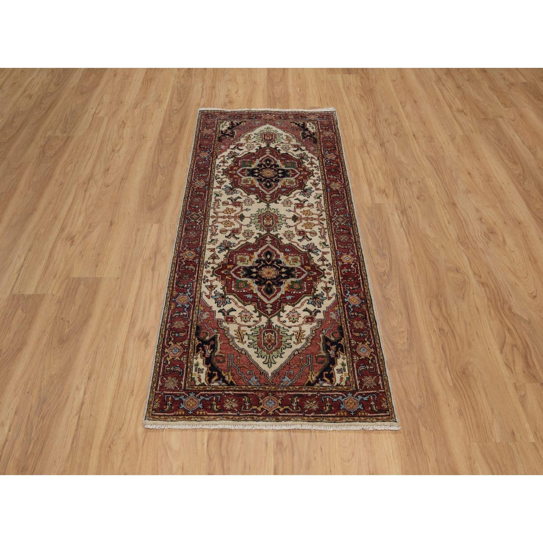 Chiffon Weiß, Handgeknüpft, Handgesponnene Neuseeland Wolle, Weicher Flor, Pflanzliche Farbstoffe, Antike Feine Heriz Re-Kreation, Medaillons Design, Läufer, Orientteppich
Primäre MATERIALIEN: Wolle
Latex: Kein Flor 
Höhe: 0,25 Zoll
Stil: