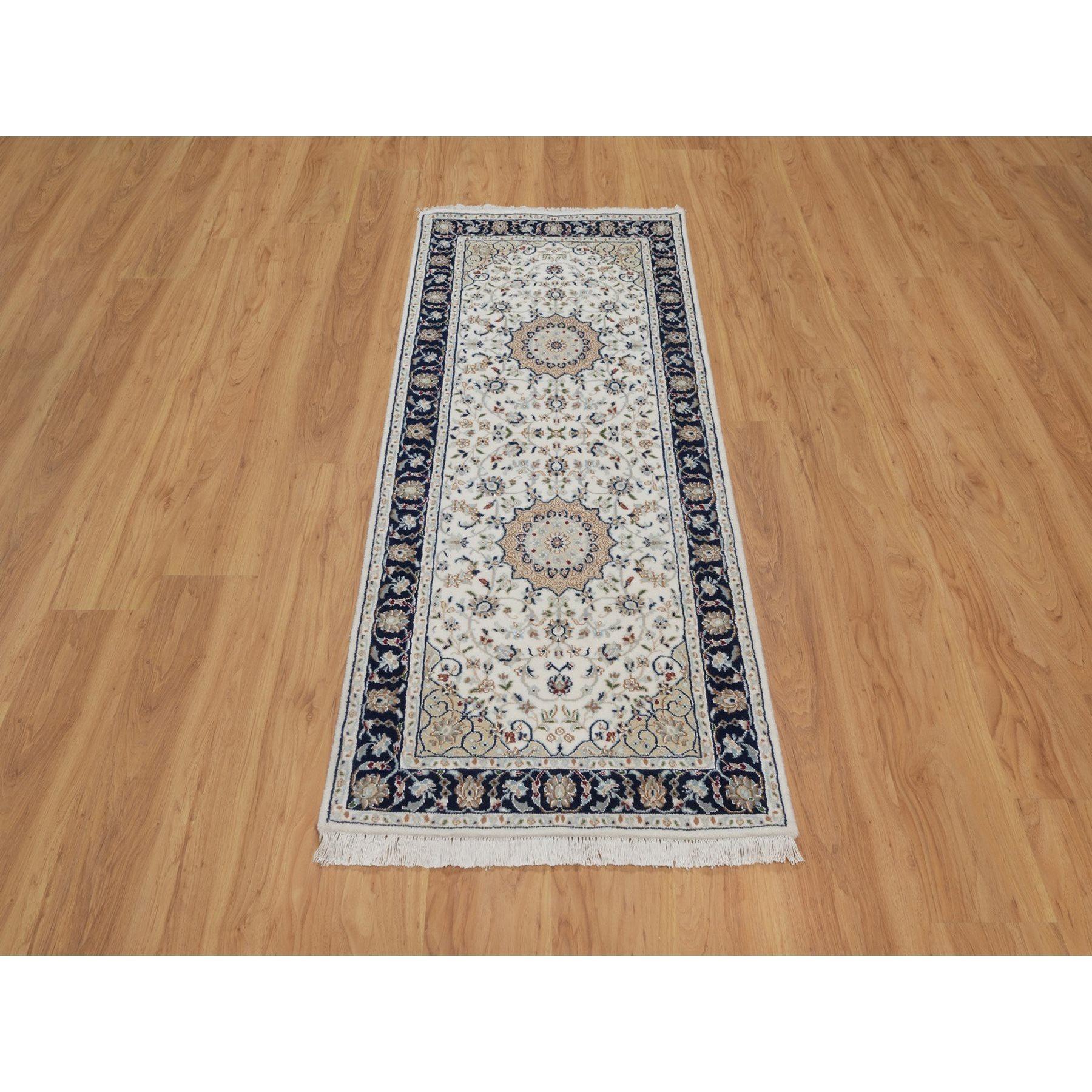 Leinen Weiß, Nain mit Blumenmedaillons Design, Wolle und Seide, 250 KPSI, Handgeknüpft, Weicher Flor, Läufer, Orientteppich<br /><br />Primäre MATERIALIEN: Wolle & SeideLatex: NeinFlorhöhe: 0.25 InchesStil: TraditionellHauptfarbe: