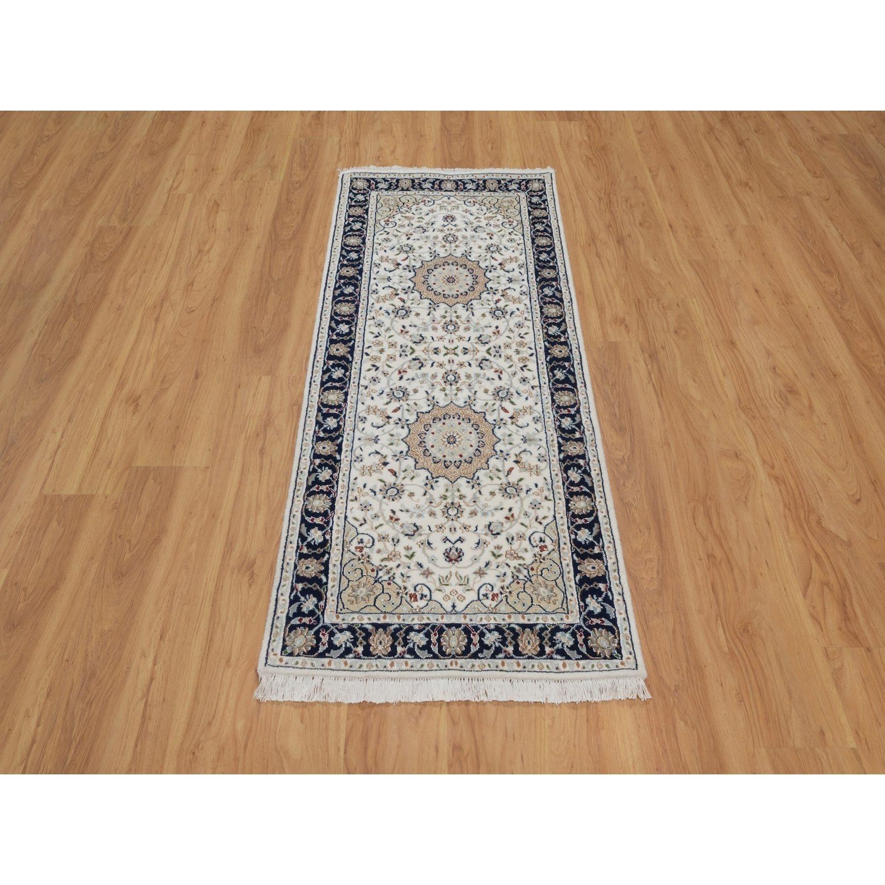 Daisy White, Wolle und Seide, Nain mit Blumenmedaillons Design, handgeknüpft, 250 KPSI, weicher Flor, Läufer, Orientteppich<br /><br />Primäre MATERIALIEN: Wolle & SeideLatex: NeinFlorhöhe: 0.25 InchesStil: TraditionellHauptfarbe: